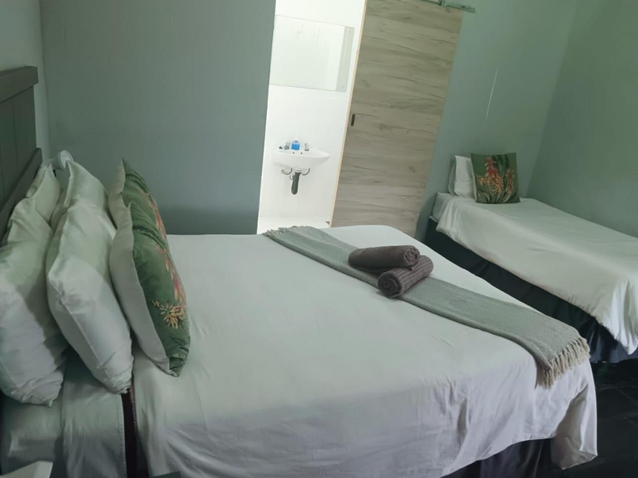 Basic Triple Room with Shared Bathroom photo 1