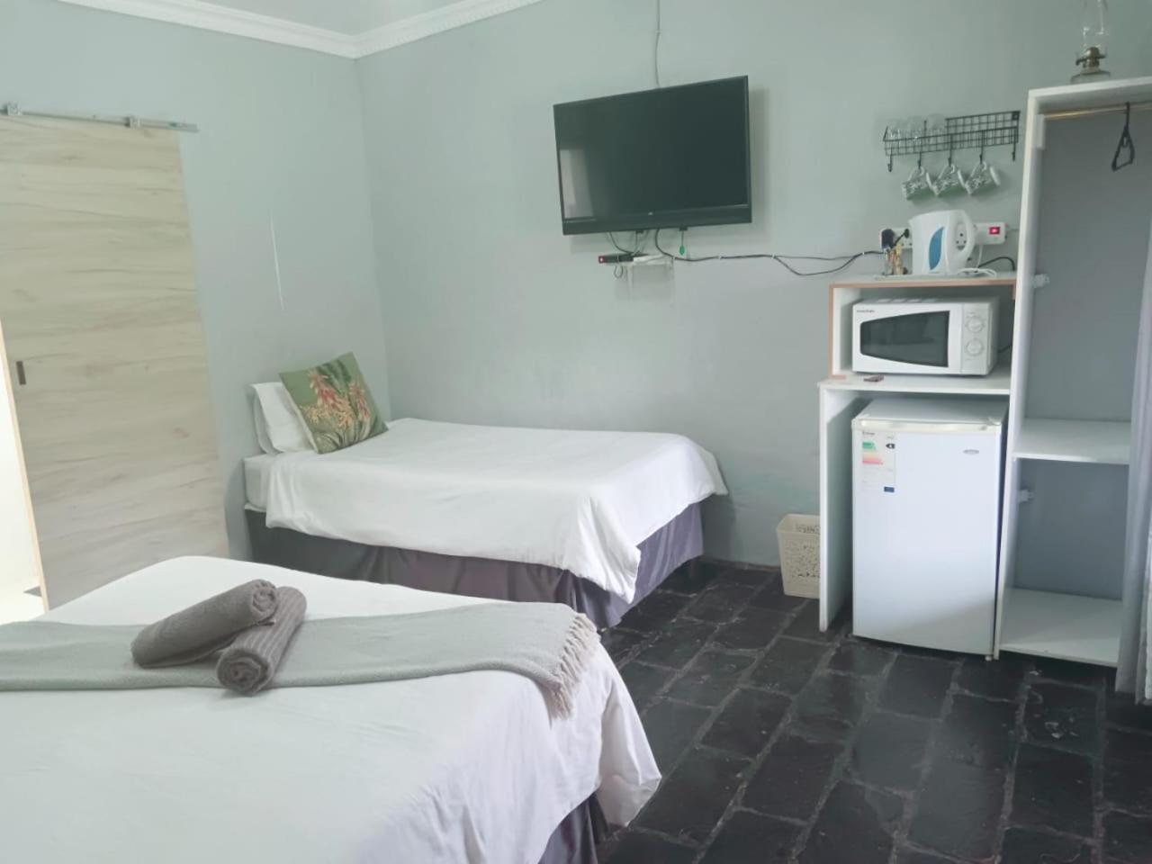 Basic Triple Room with Shared Bathroom photo 2