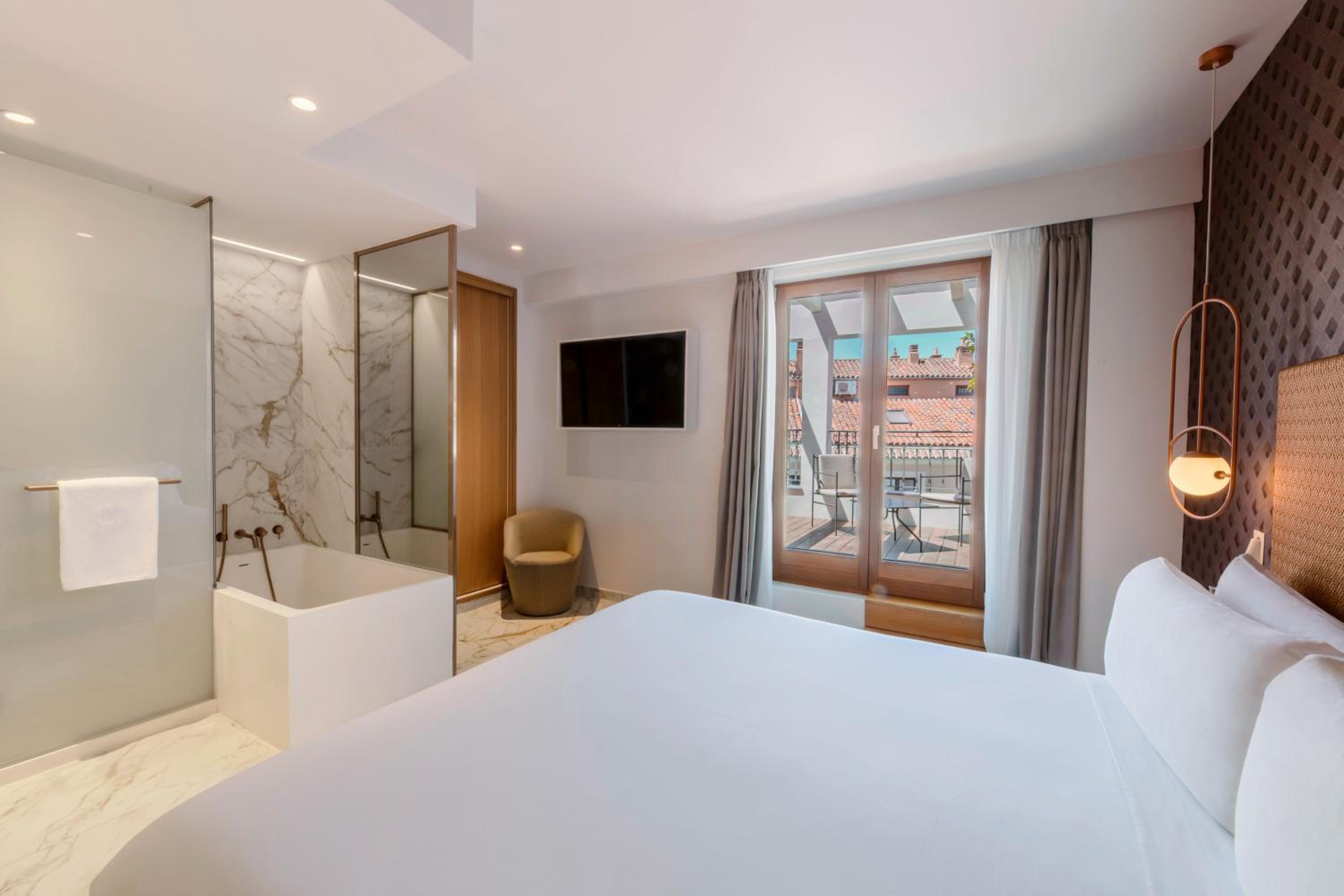 Premium Guest Room with Terrace thumbnail 6