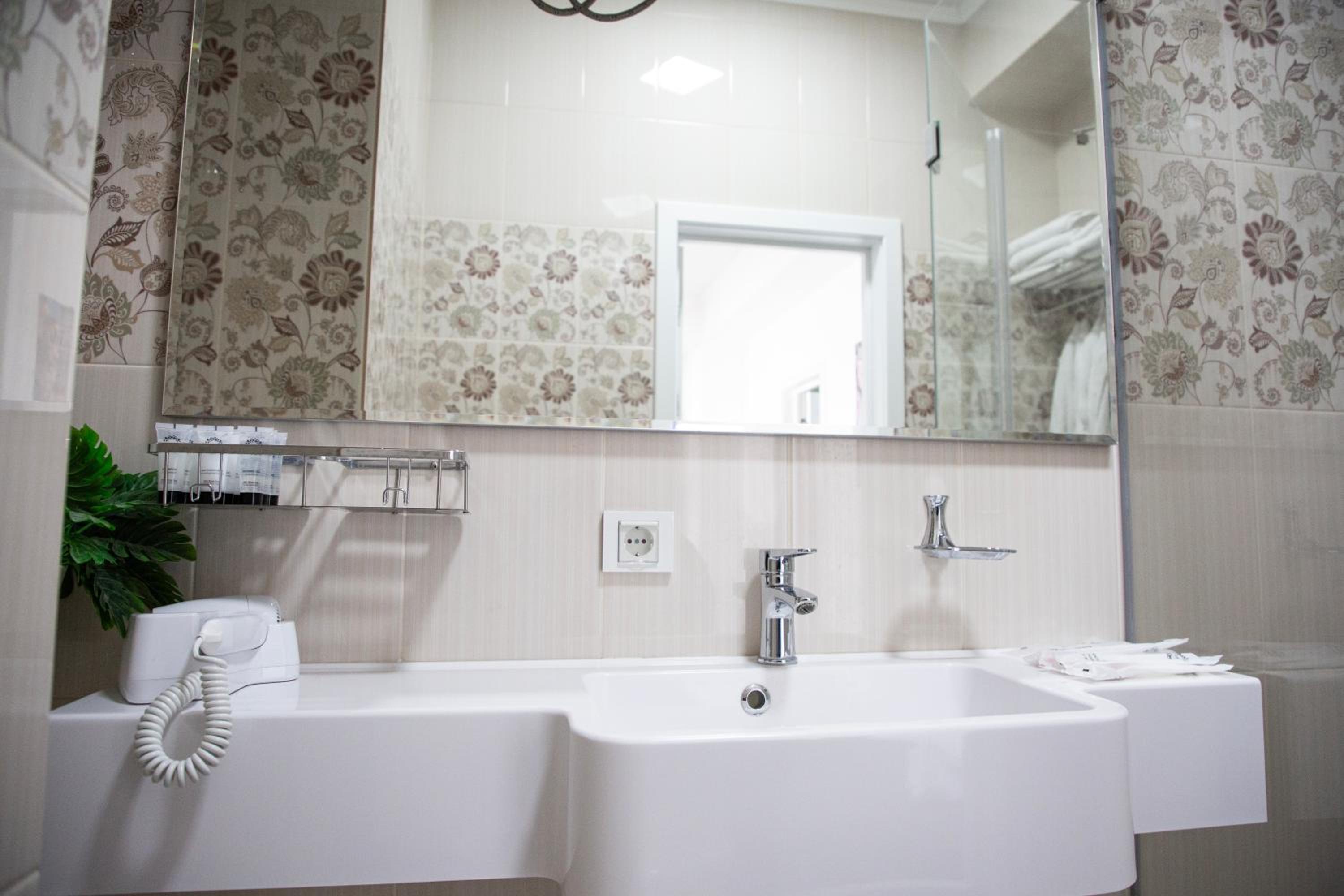 Superior Suite - Photo 13