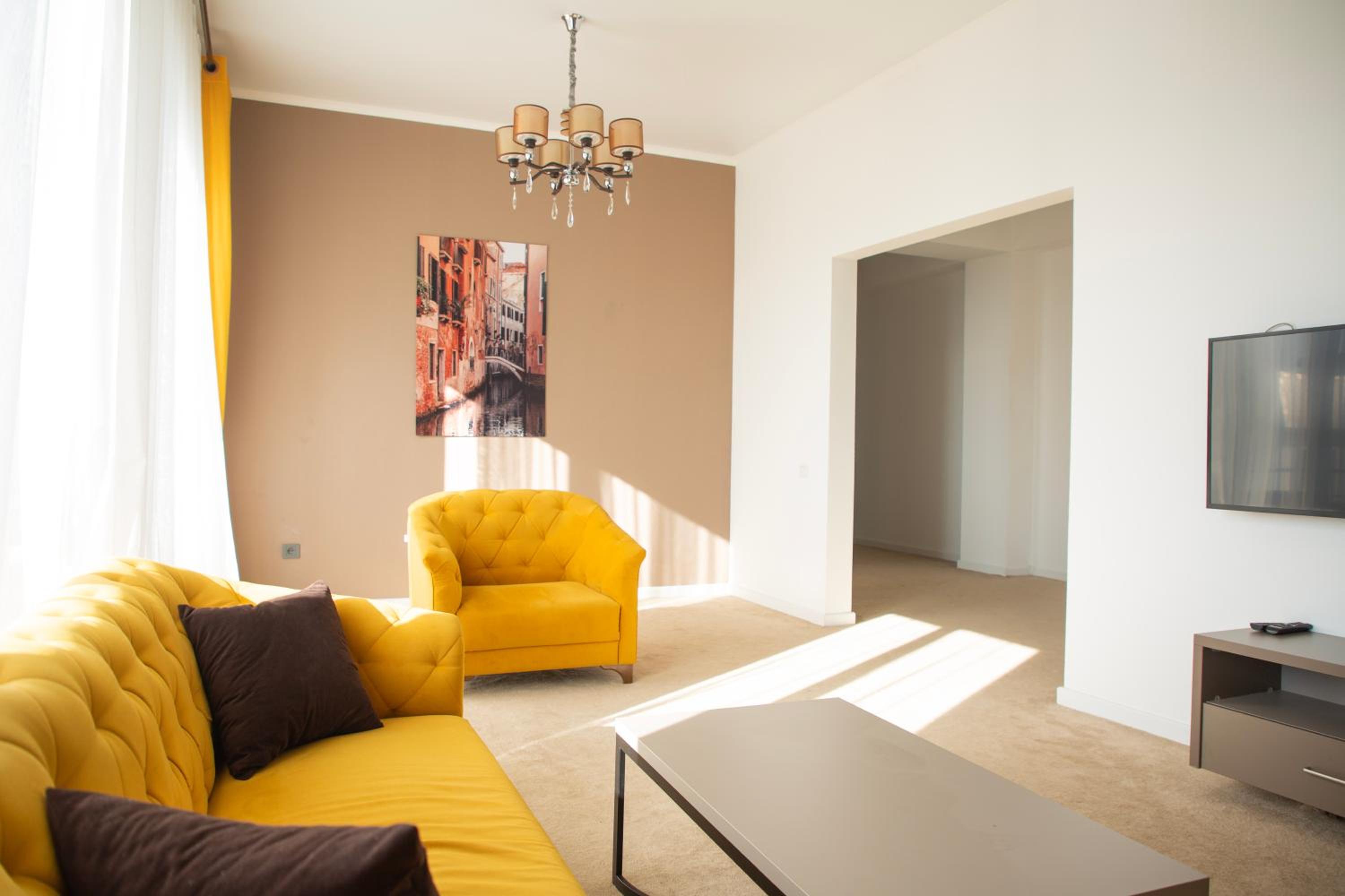 One-Bedroom Suite - Photo 8