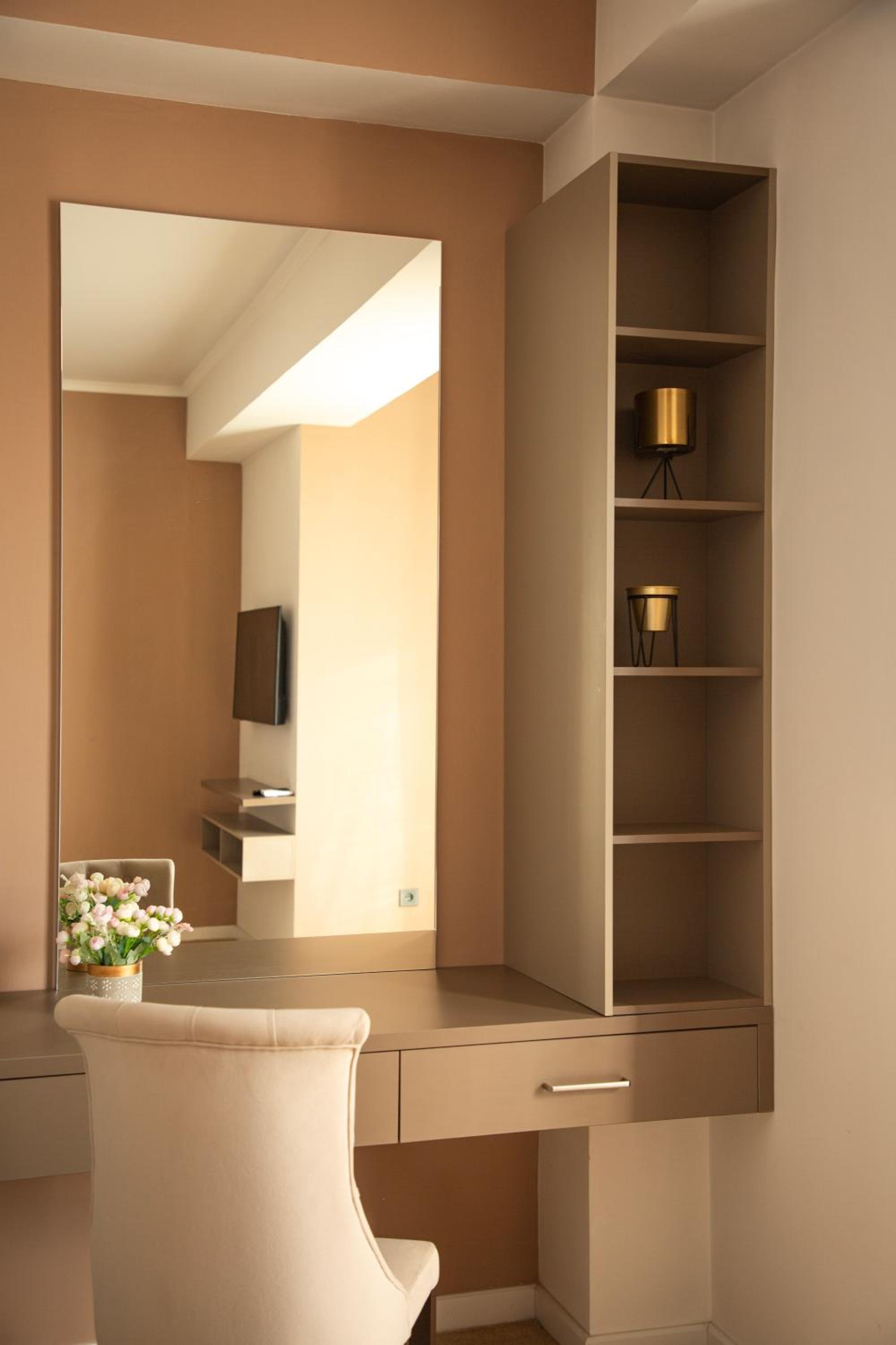 One-Bedroom Suite - Photo 12