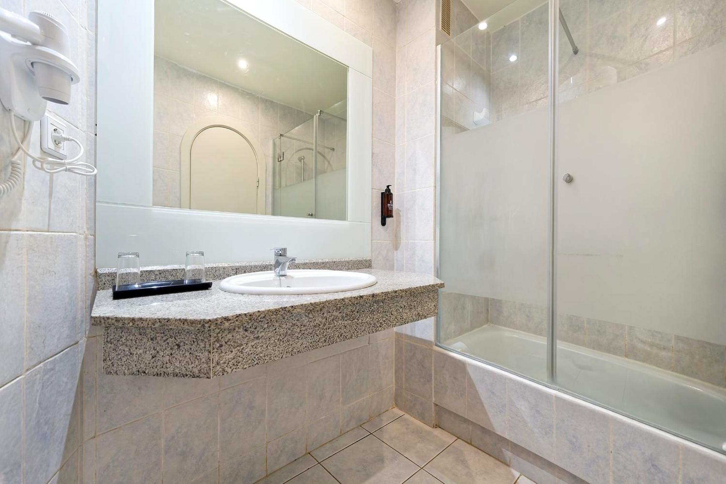 Two Bedroom Apartment with Balcony Pool View photo 2