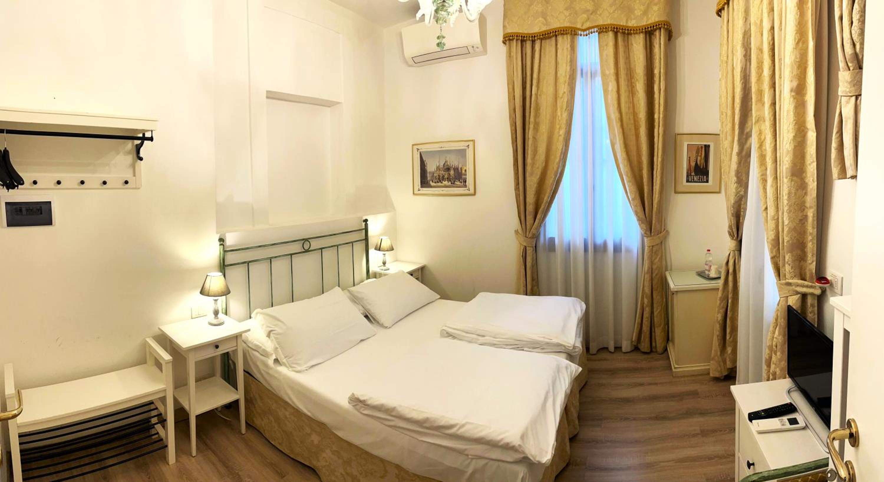 Double Room with Patio - Photo 2