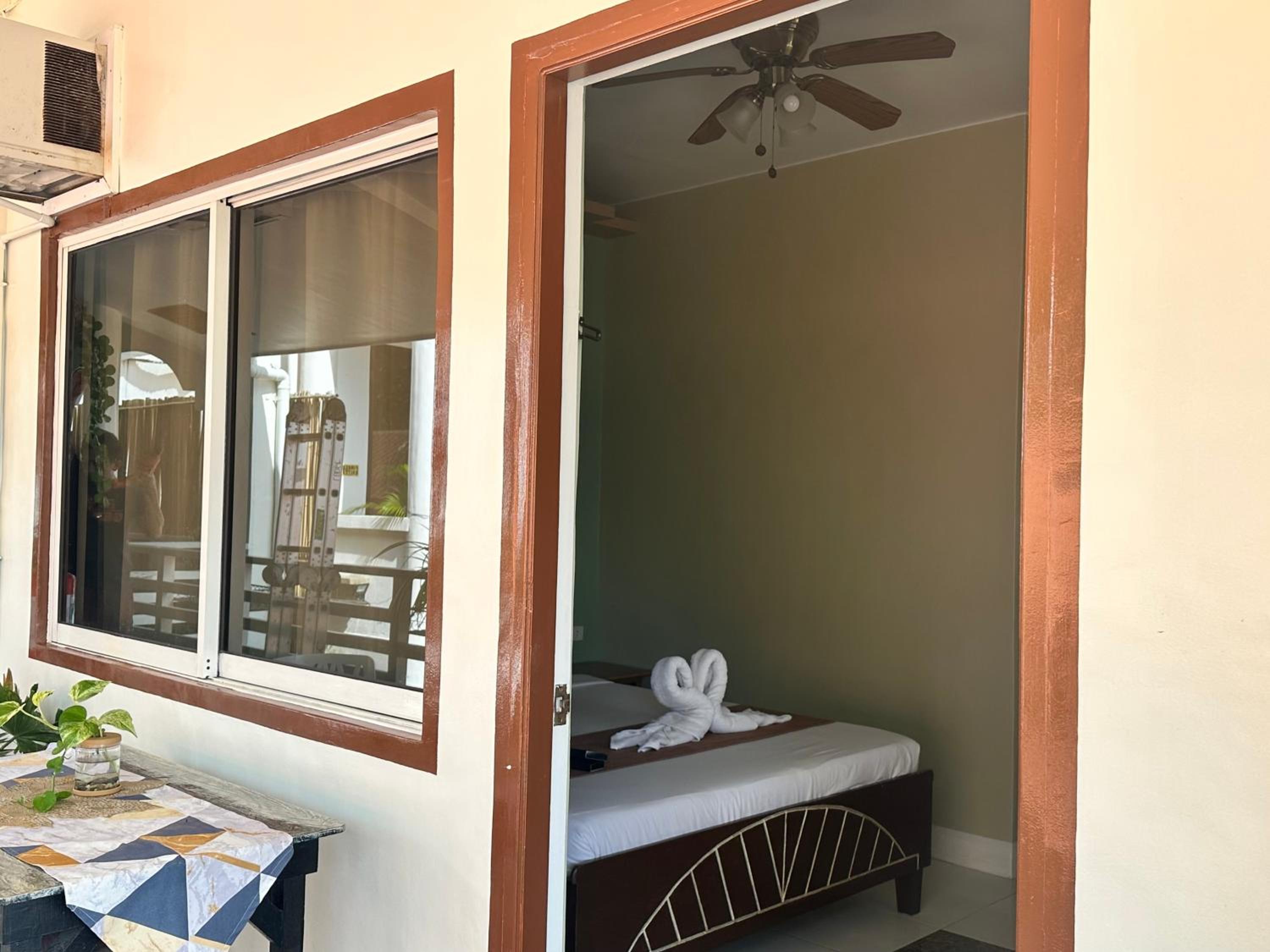 Deluxe Double Room with Side Sea View - Photo 6