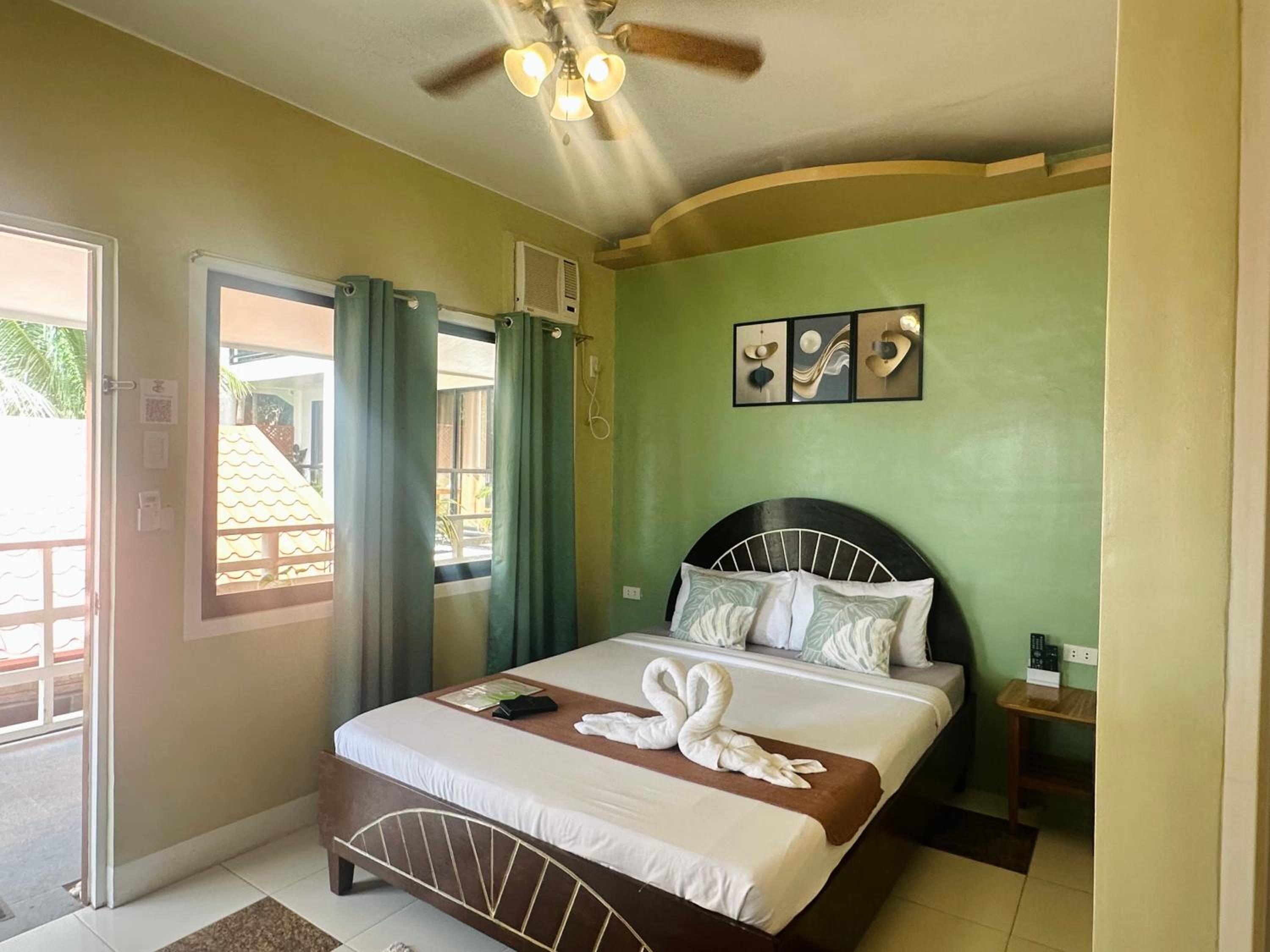 Deluxe Double Room with Side Sea View - Photo 2