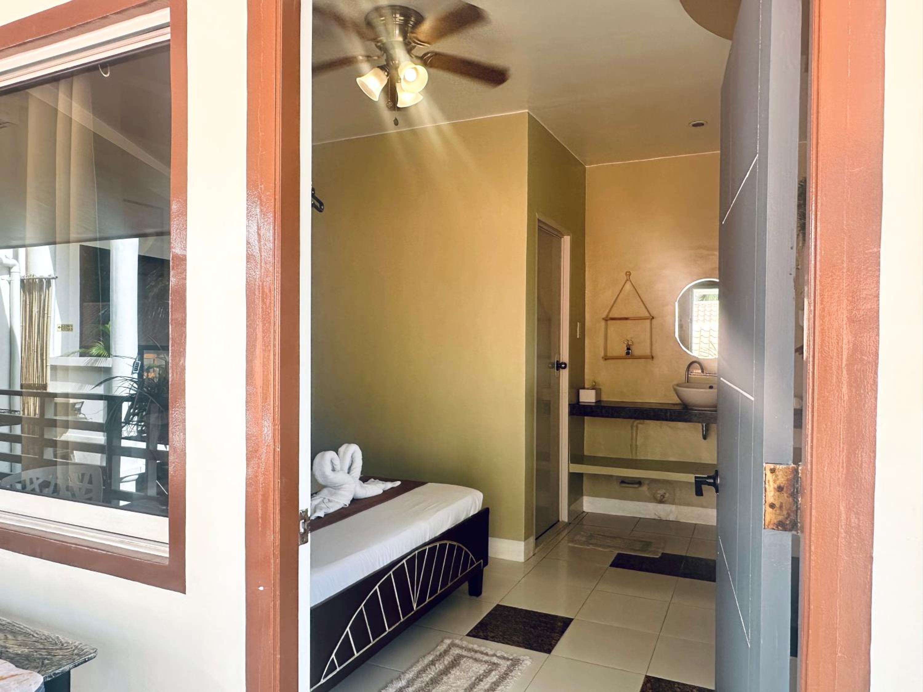Deluxe Double Room with Side Sea View - Photo 22
