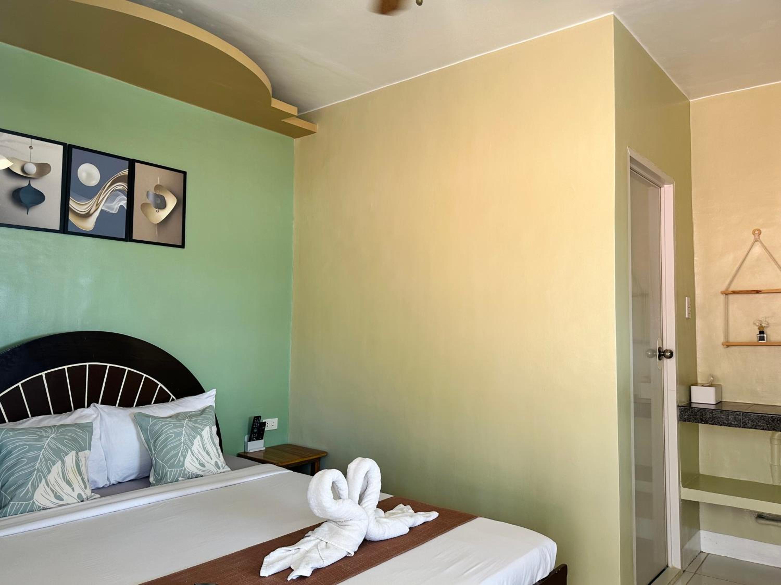 Deluxe Double Room with Side Sea View - Photo 17
