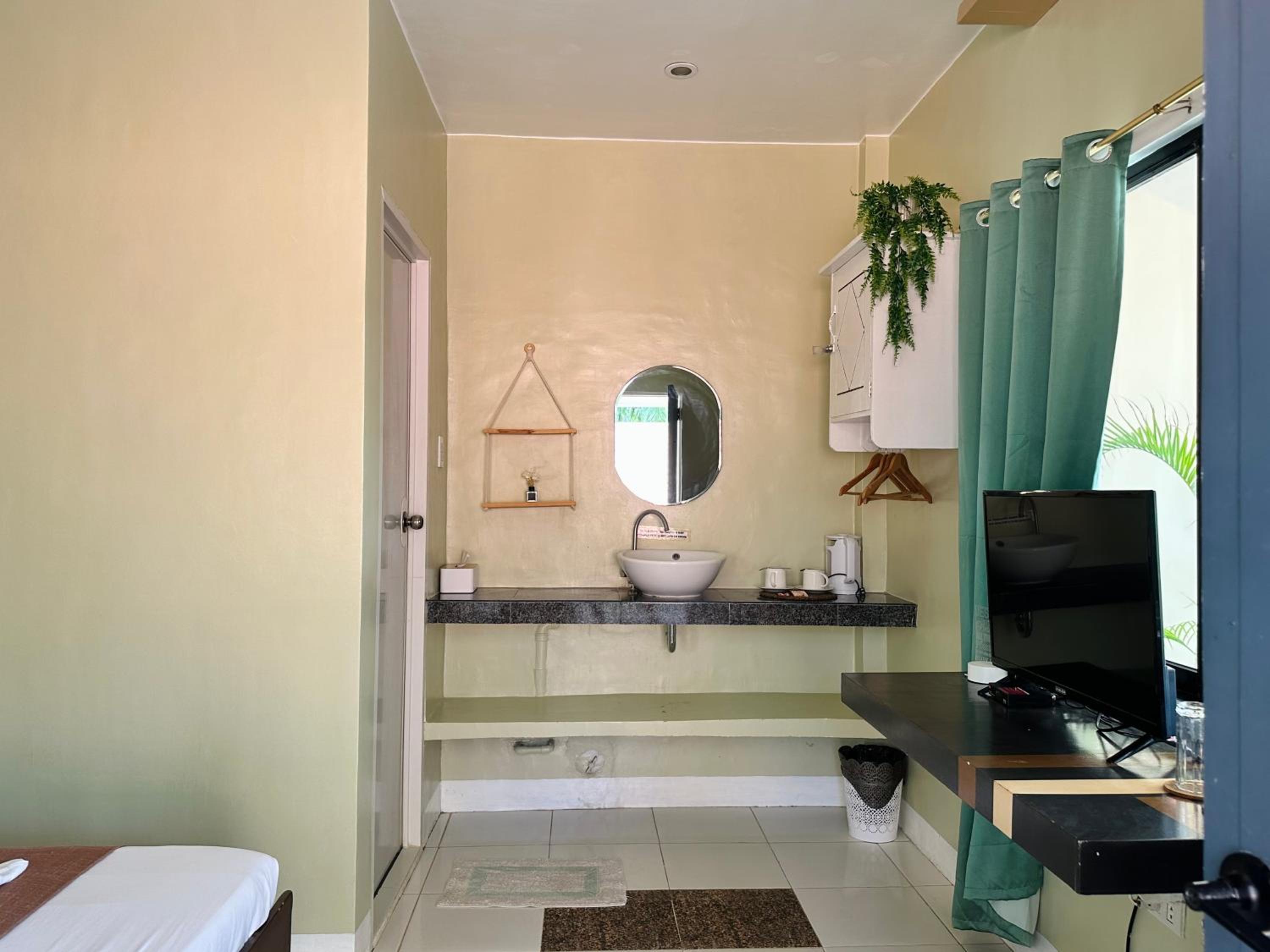 Deluxe Double Room with Side Sea View - Photo 16