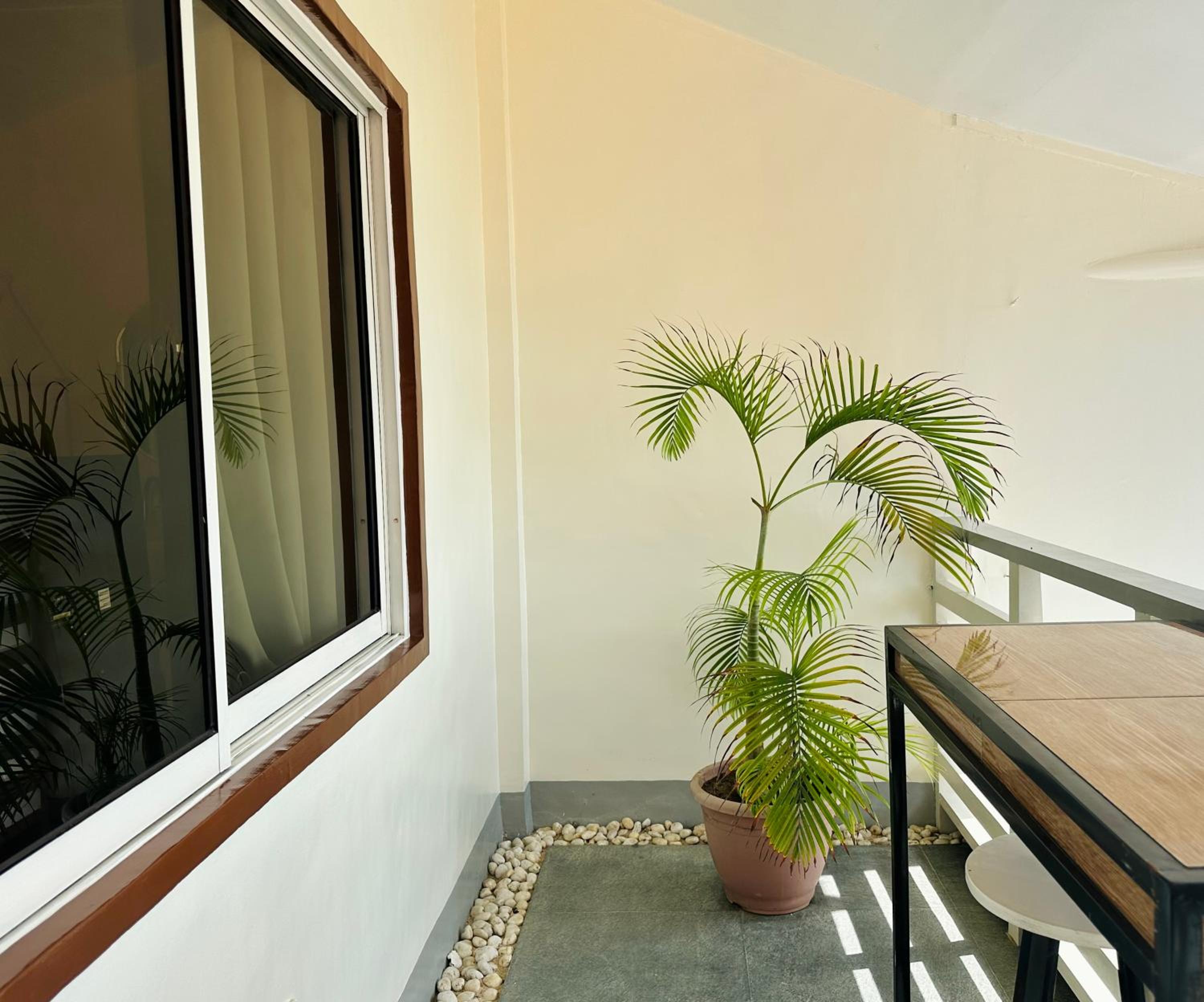 Deluxe Double Room with Side Sea View - Photo 11
