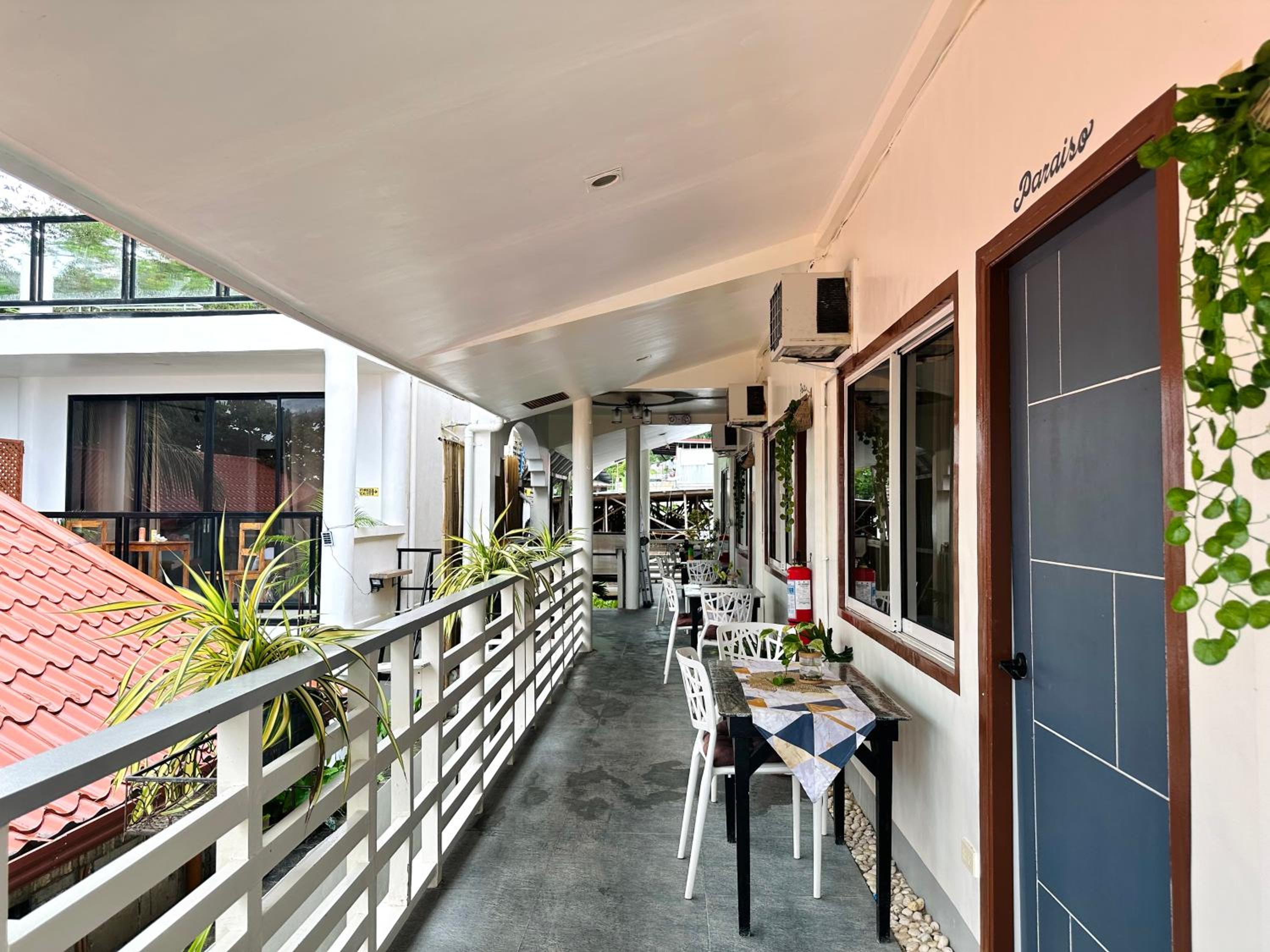 Deluxe Double Room with Side Sea View - Photo 13