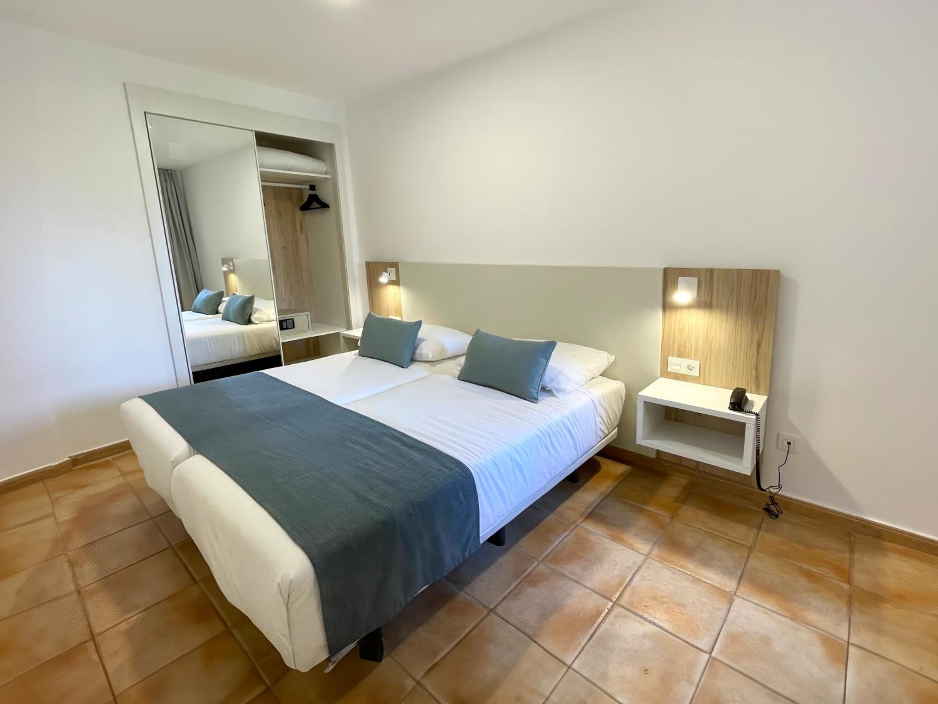 Apartamento de un dormitorio de lujo con balcón o terraza amplia.