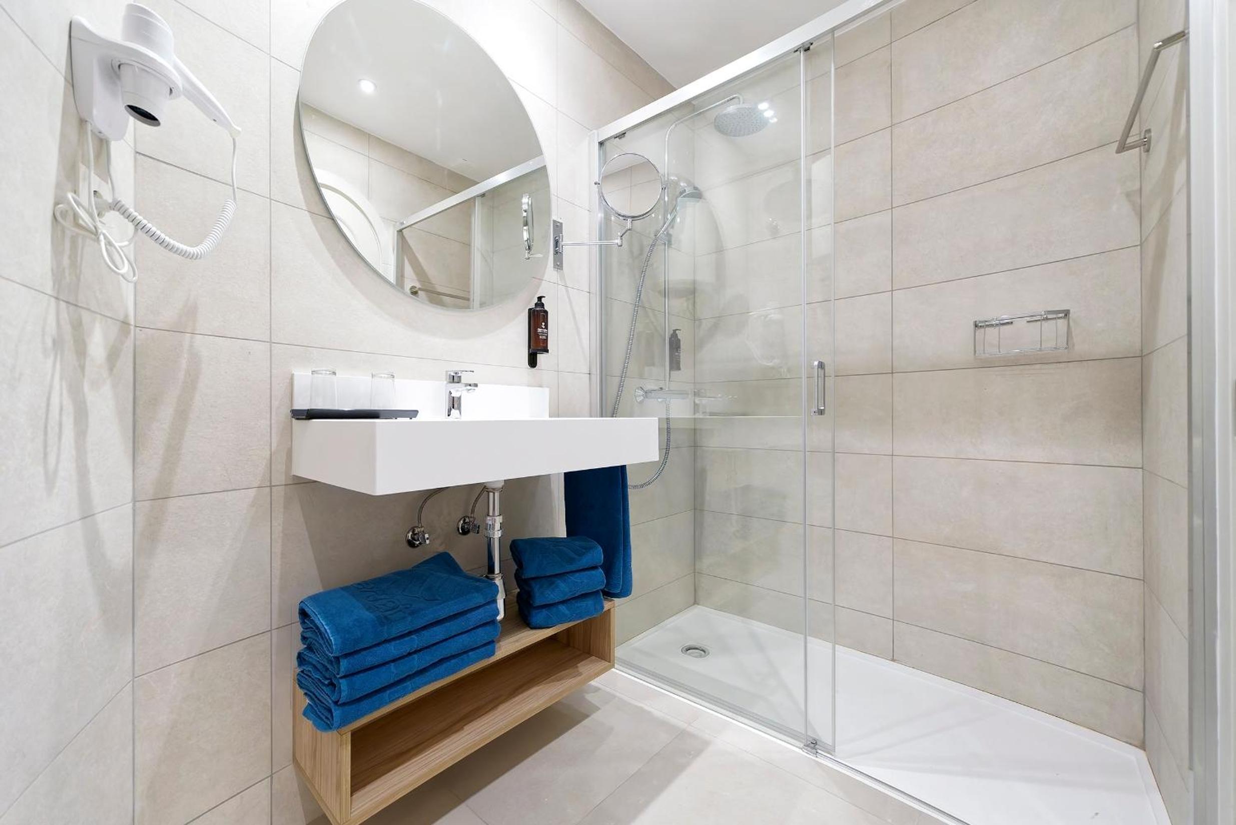 Premium Two Bedroom Apartment with Large Balcony Pool View photo 3