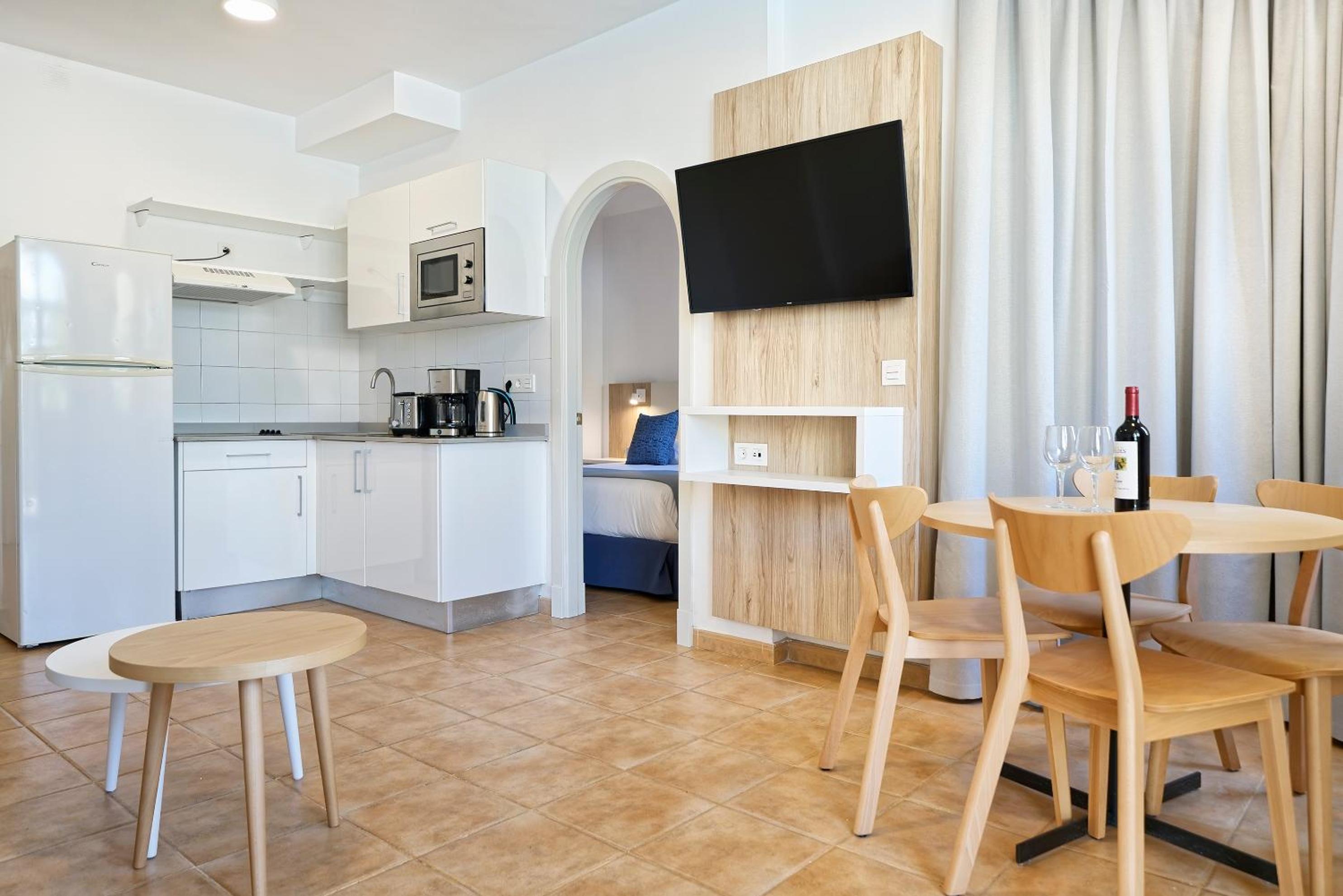 Premium Two Bedroom Apartment with large Balcony or Terrace photo 3
