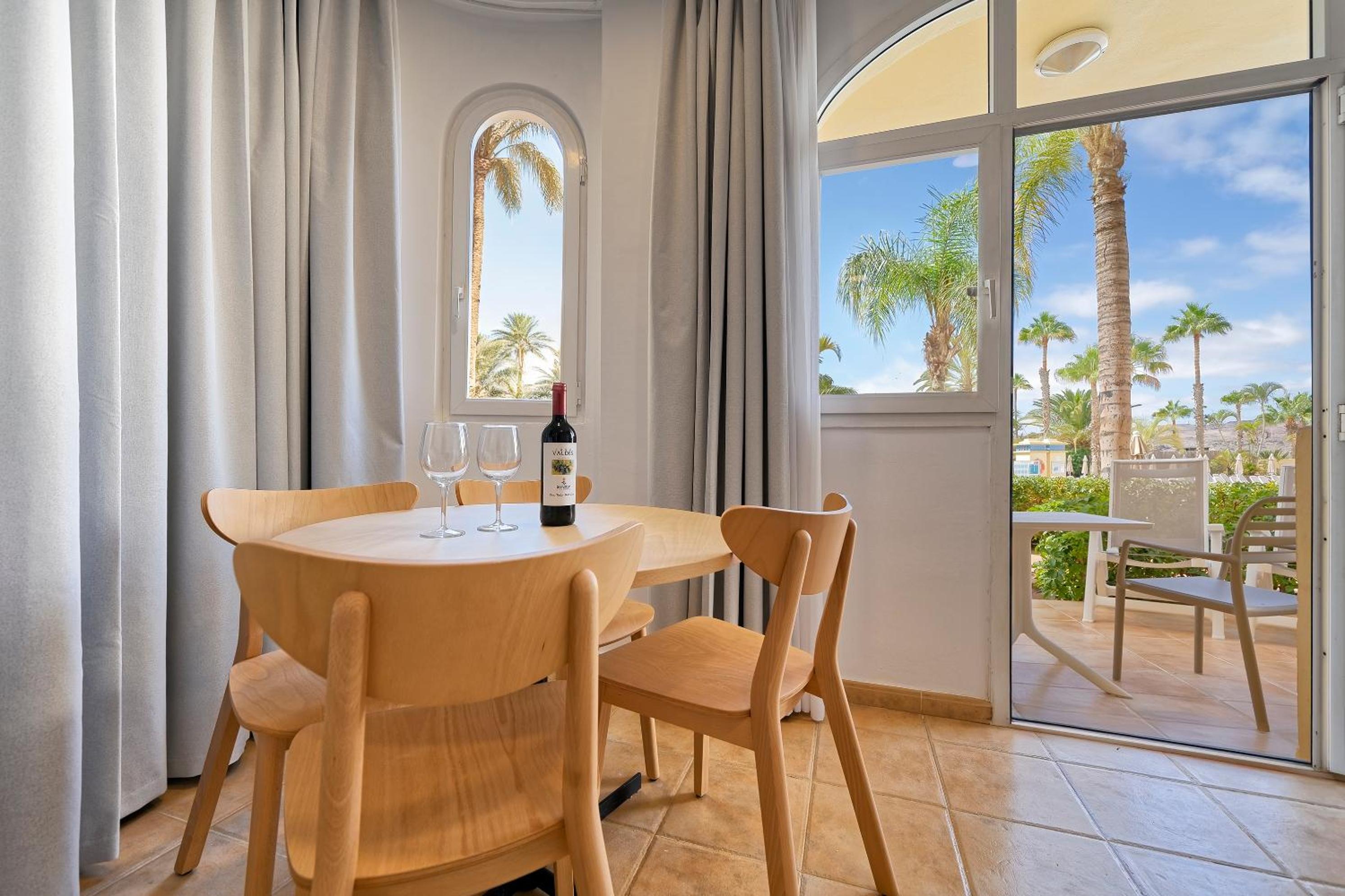 Premium Two Bedroom Apartment with Large Balcony Pool View photo 2