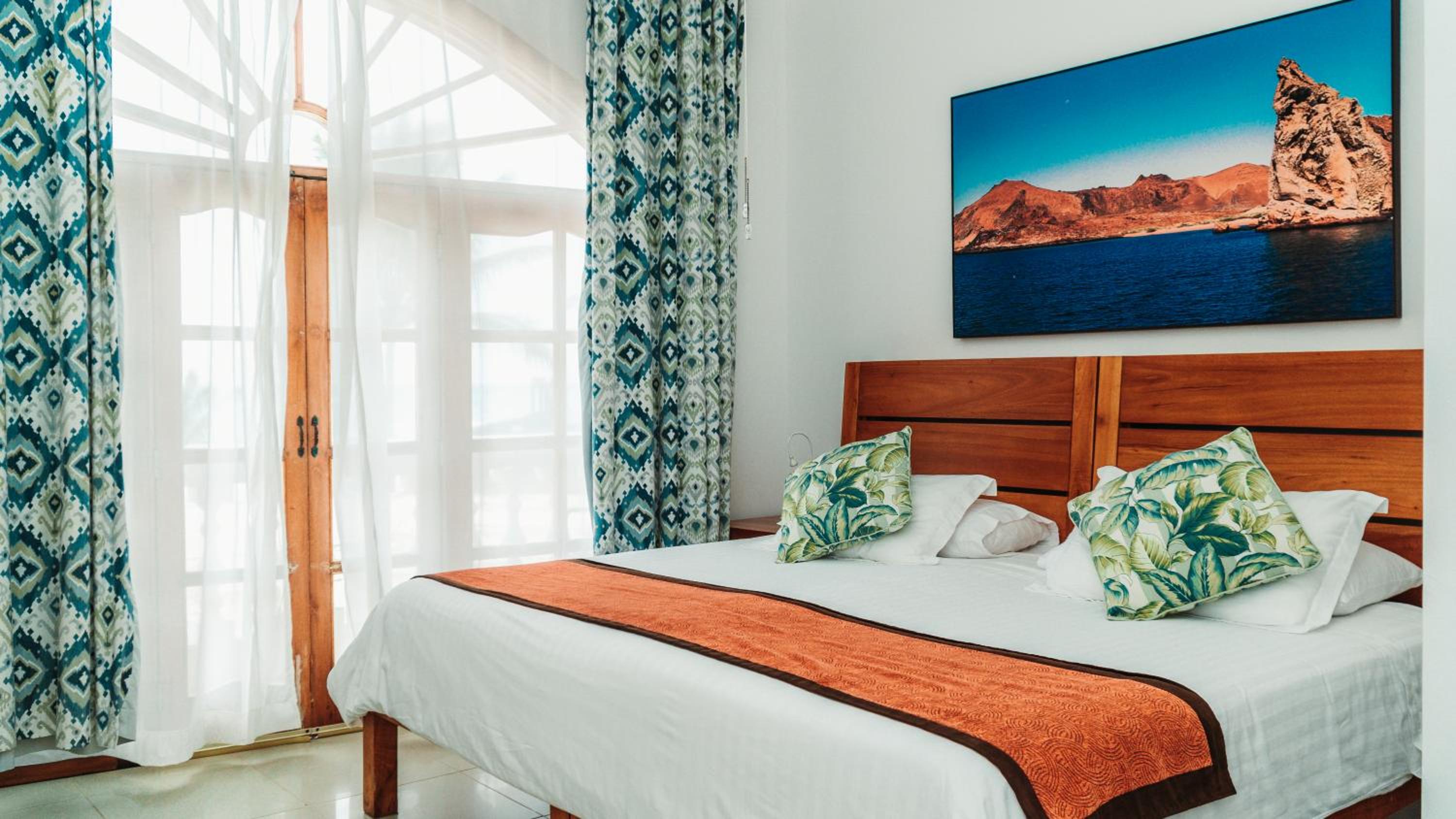 Deluxe Double Room with Side Sea View