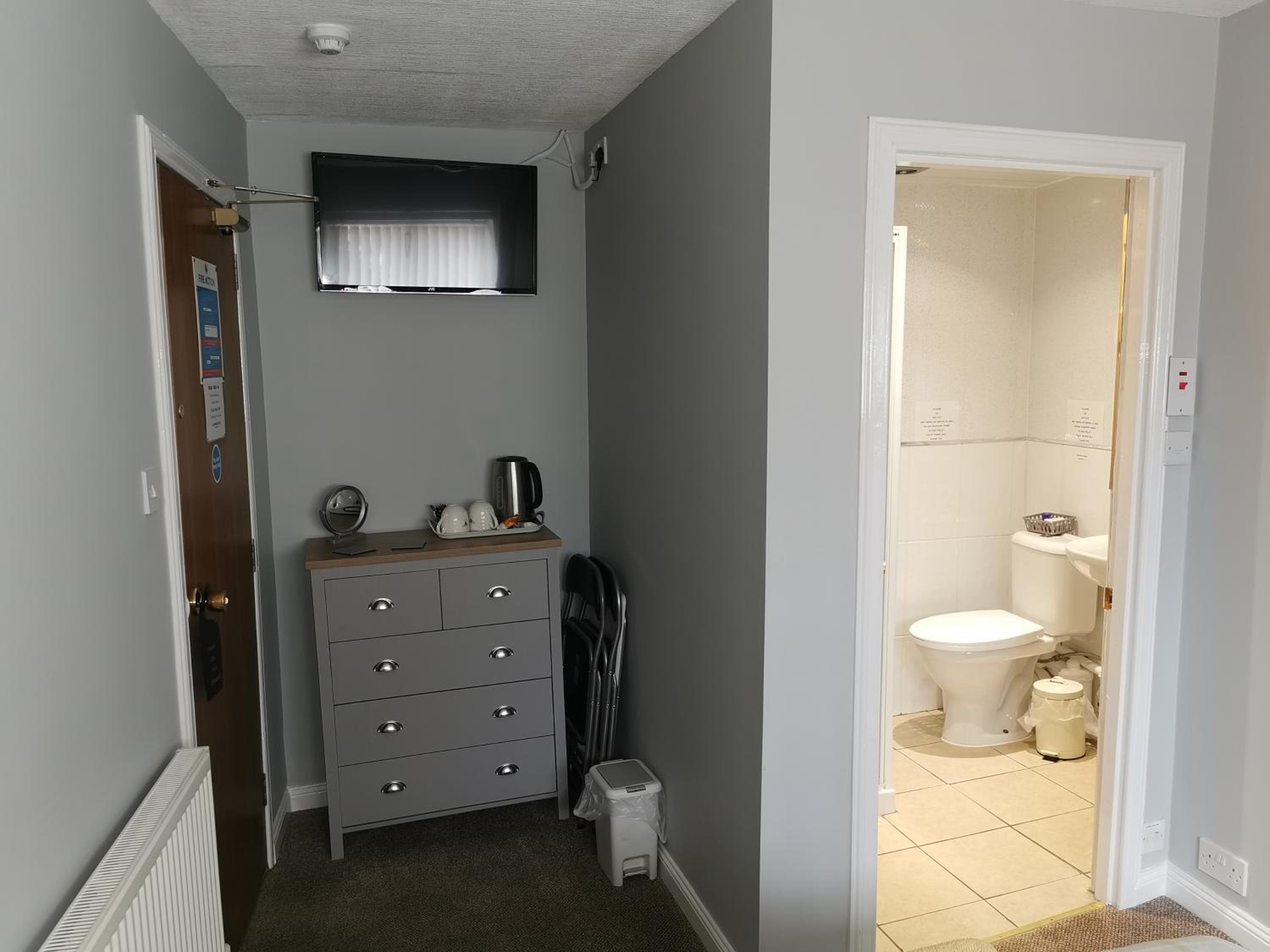 Double Room with Private Bathroom - Photo 2