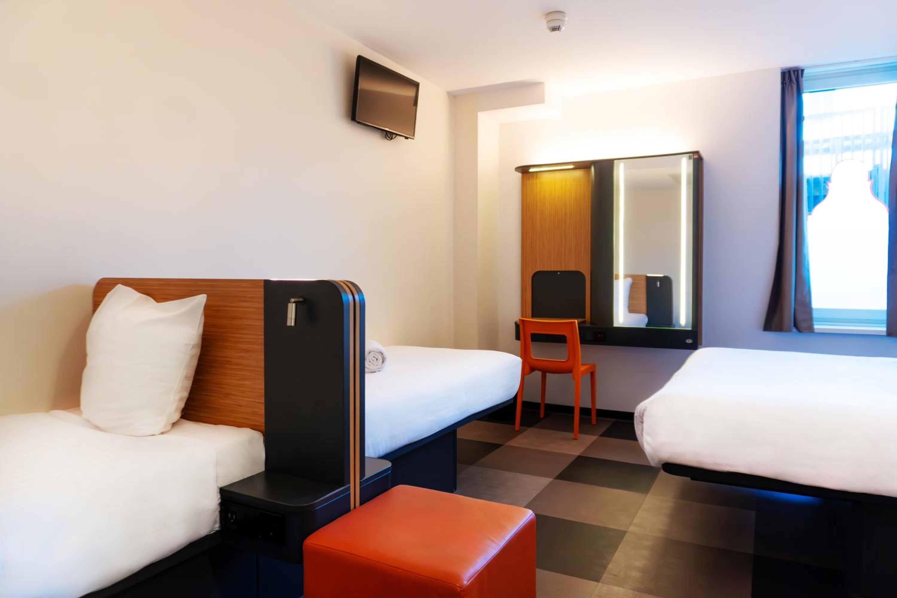 Quadruple Room - Disability Access photo 3