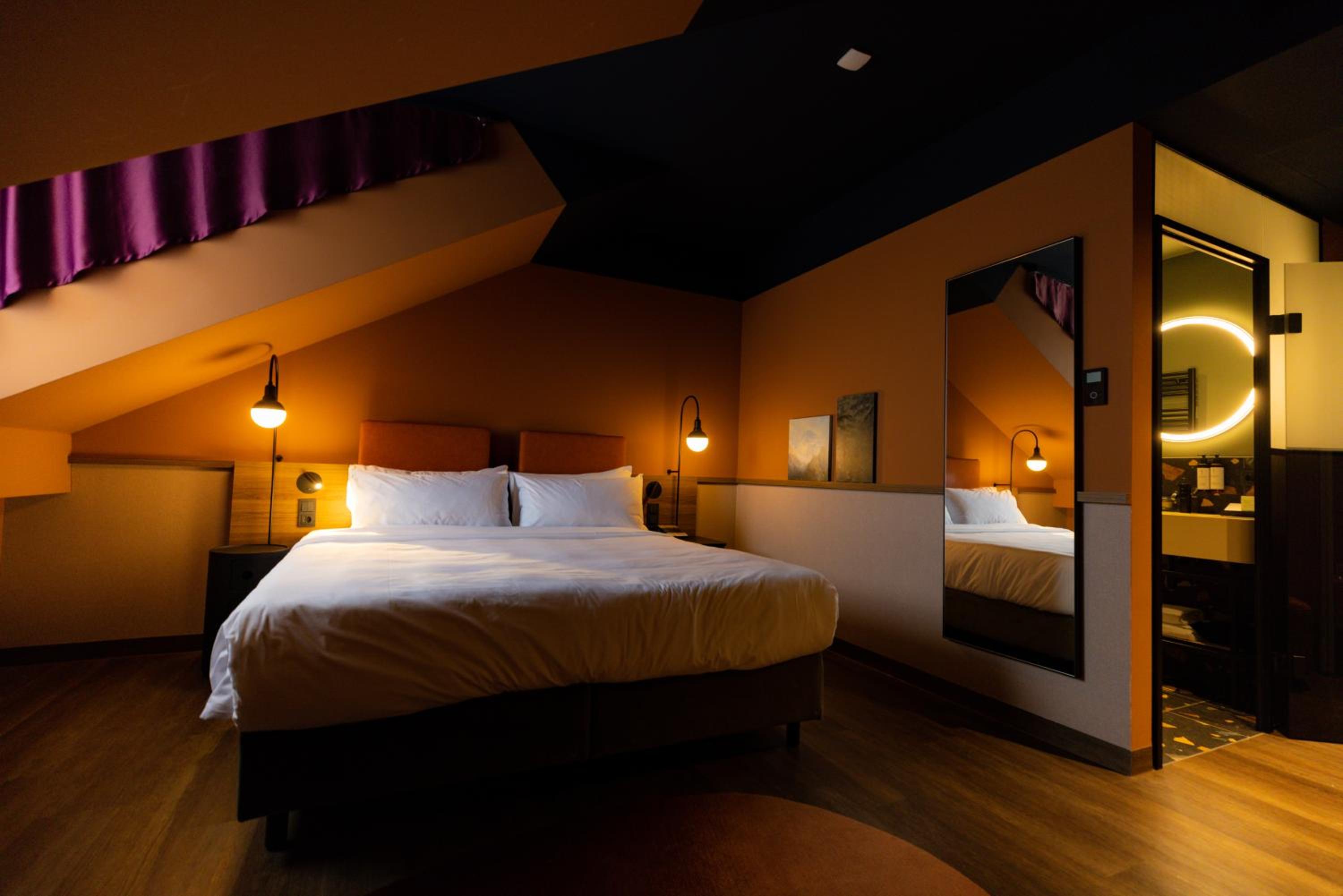 Deluxe King Room with Courtyard View - Photo 5