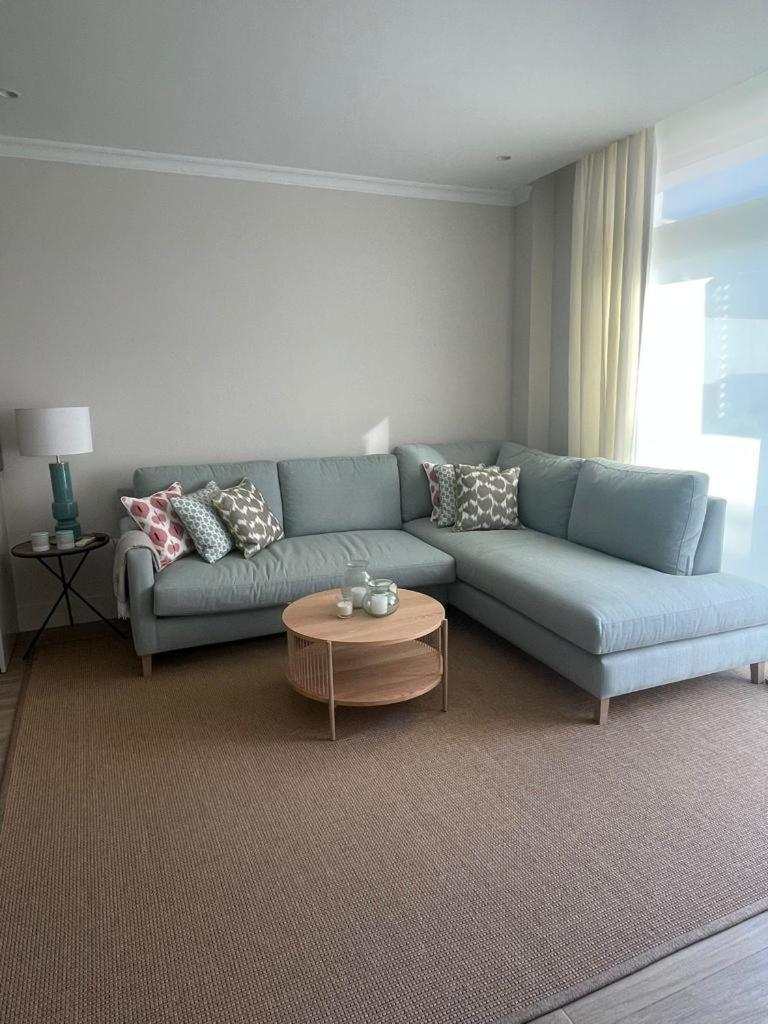 Apartamento de lujo de dos habitaciones con balcón