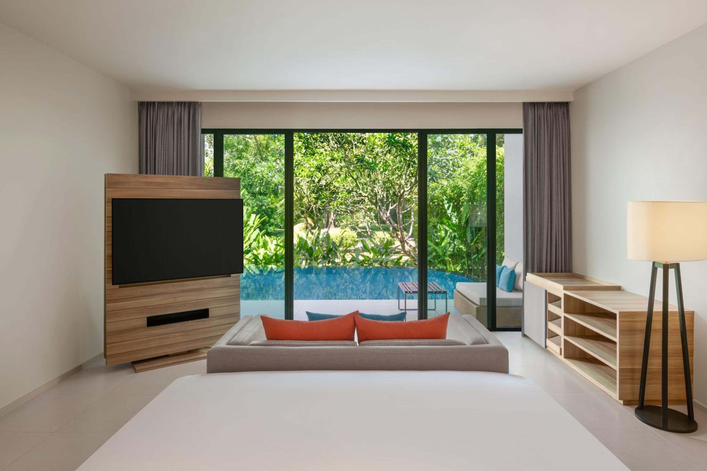 Junior Suite, 1 King, Pool Access