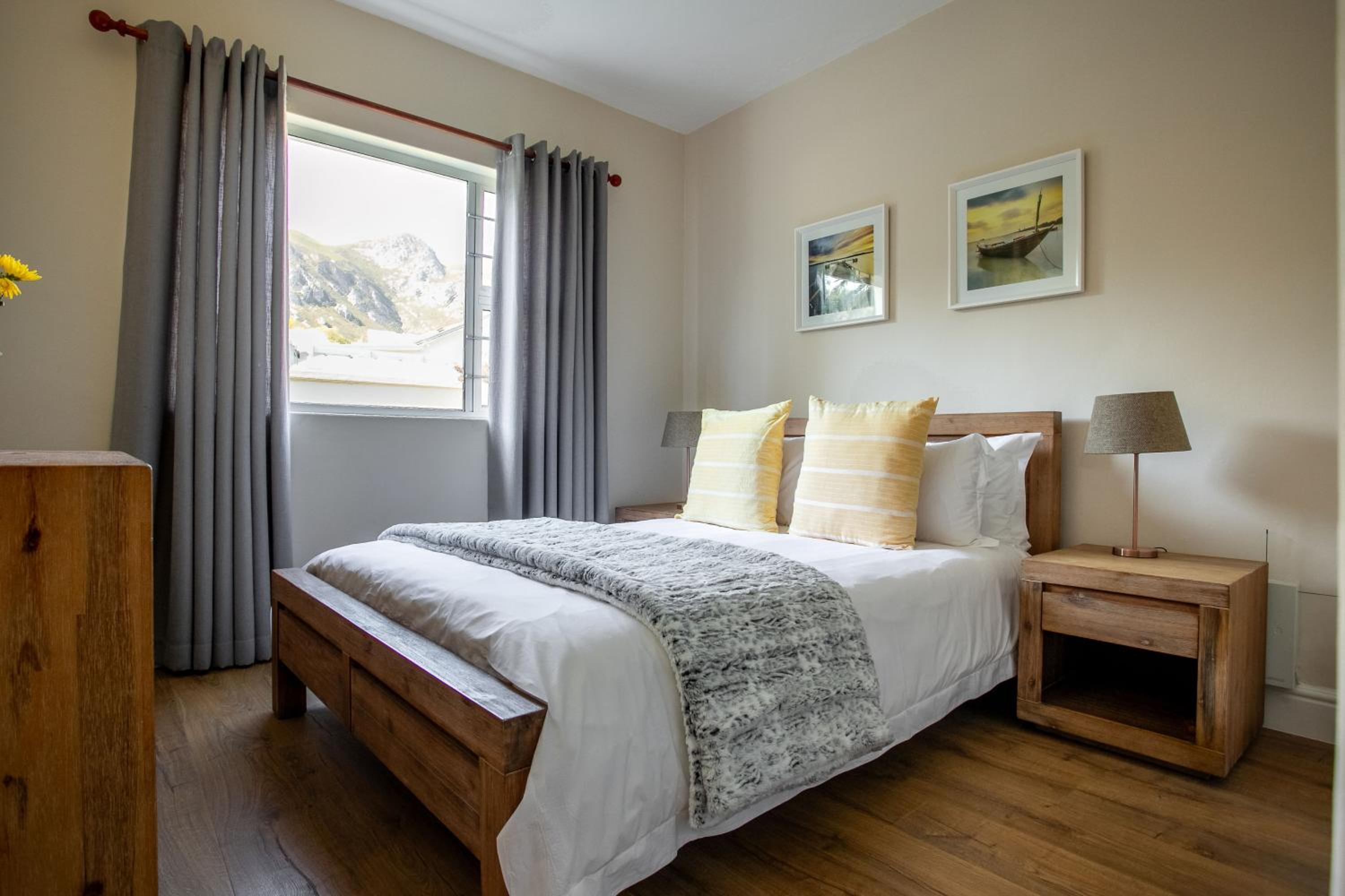 Six-Bedroom House photo 1