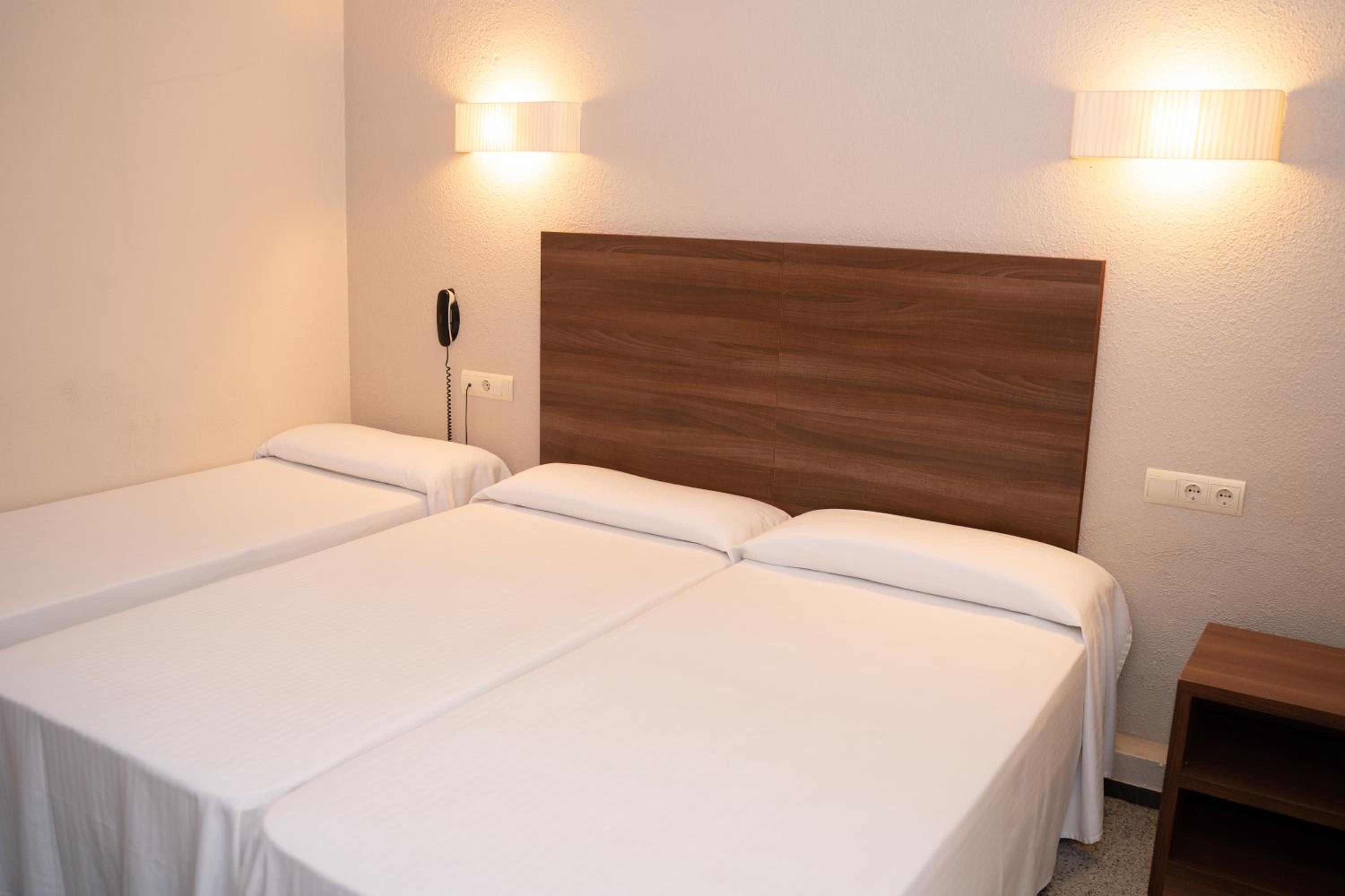 Habitación Triple Clásica (2 Adultos + 1 Niño)