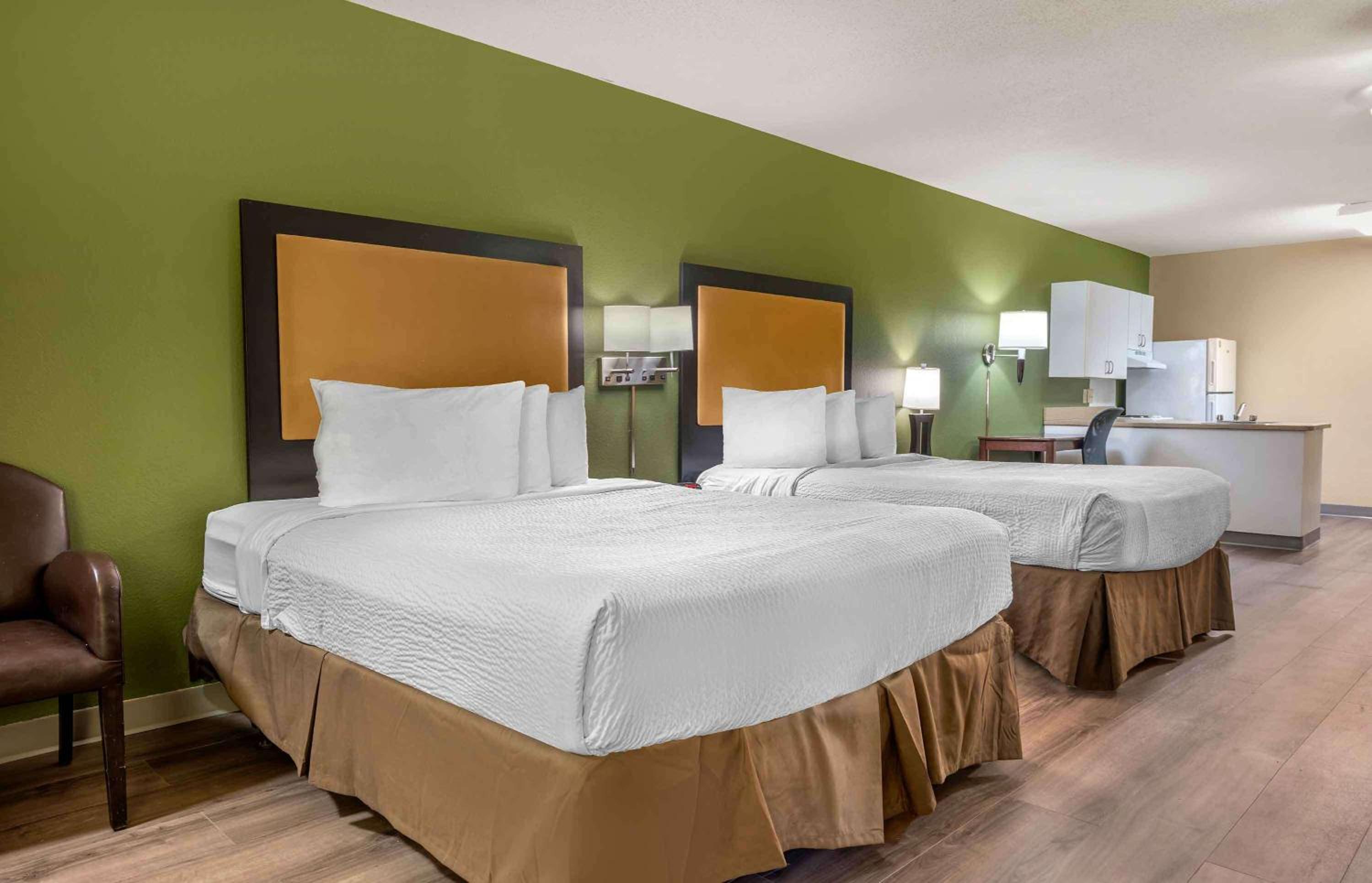 Deluxe Studio with Two Queen Beds - Non-Smoking - Photo 1