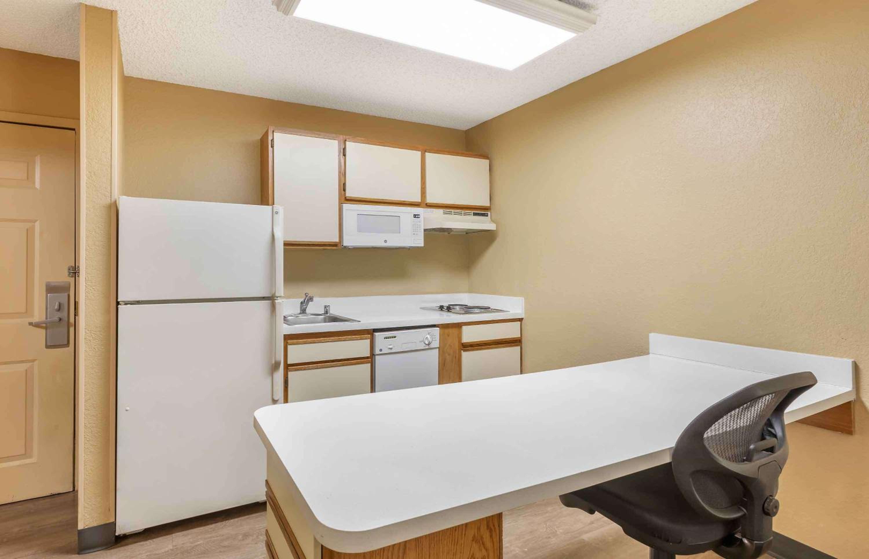 Deluxe Studio with 1 Queen Bed - Non-Smoking - Photo 4