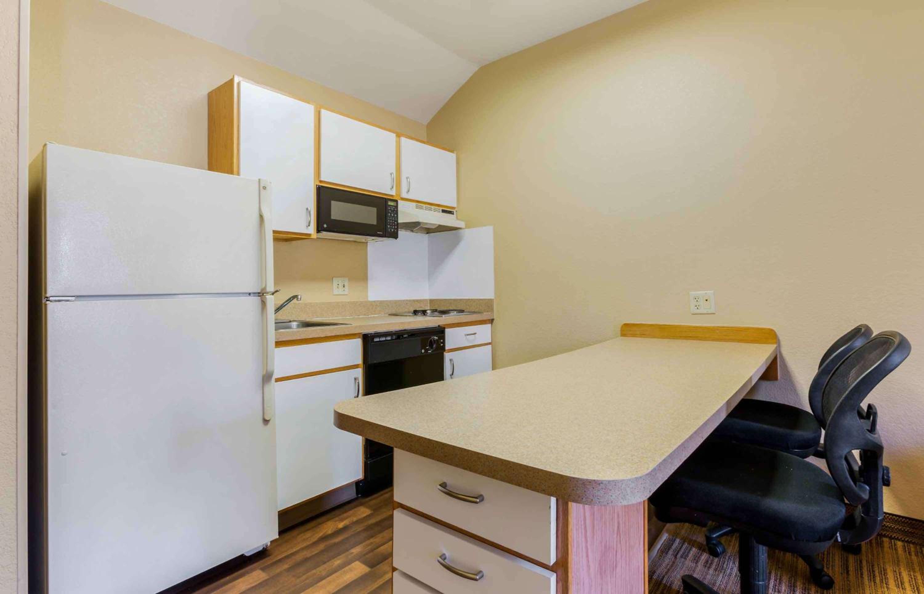 One Bedroom Suite with 1 Queen Bed - Non-Smoking - Photo 5