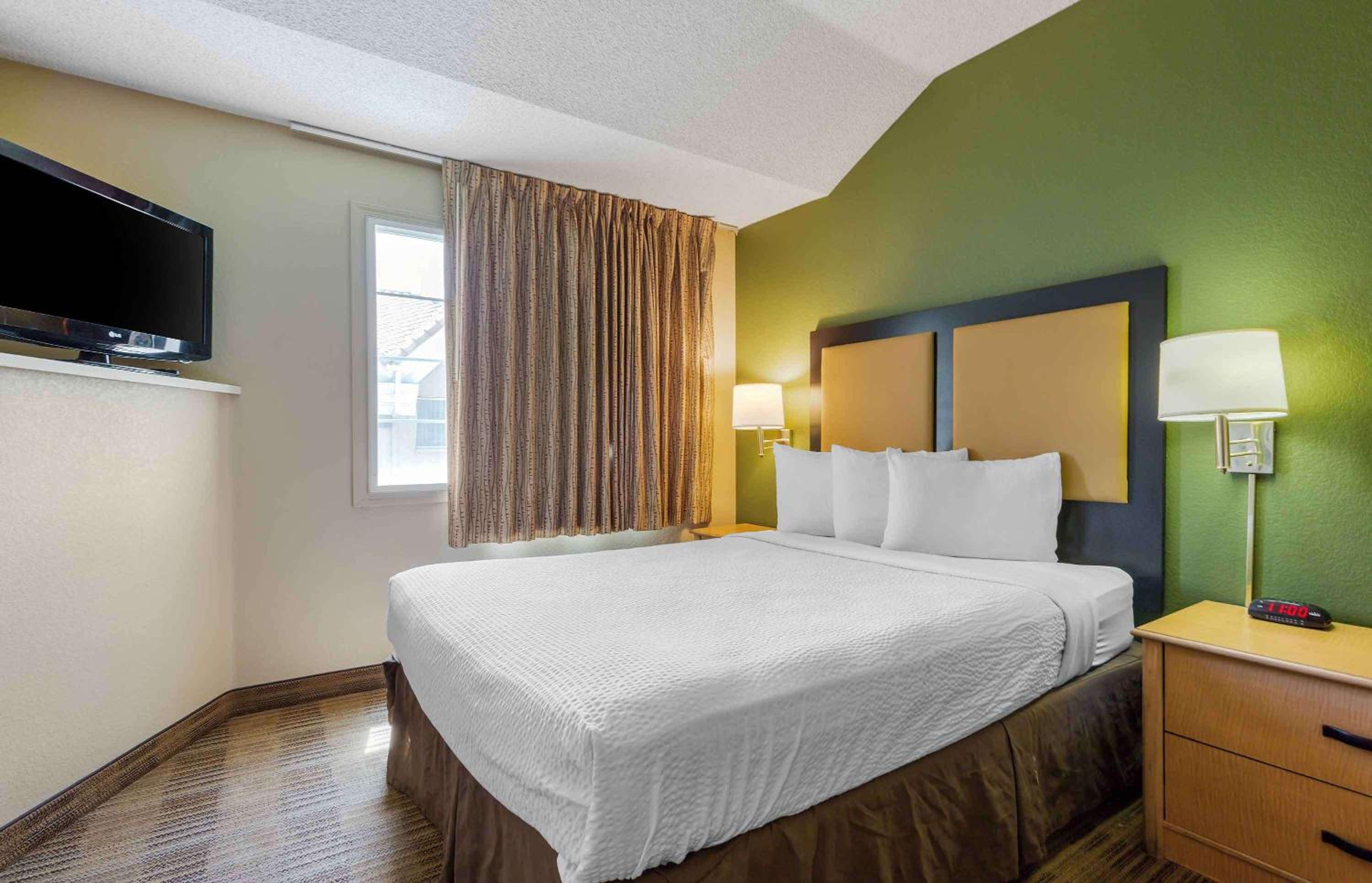 One Bedroom Suite with 1 Queen Bed - Non-Smoking - Photo 3
