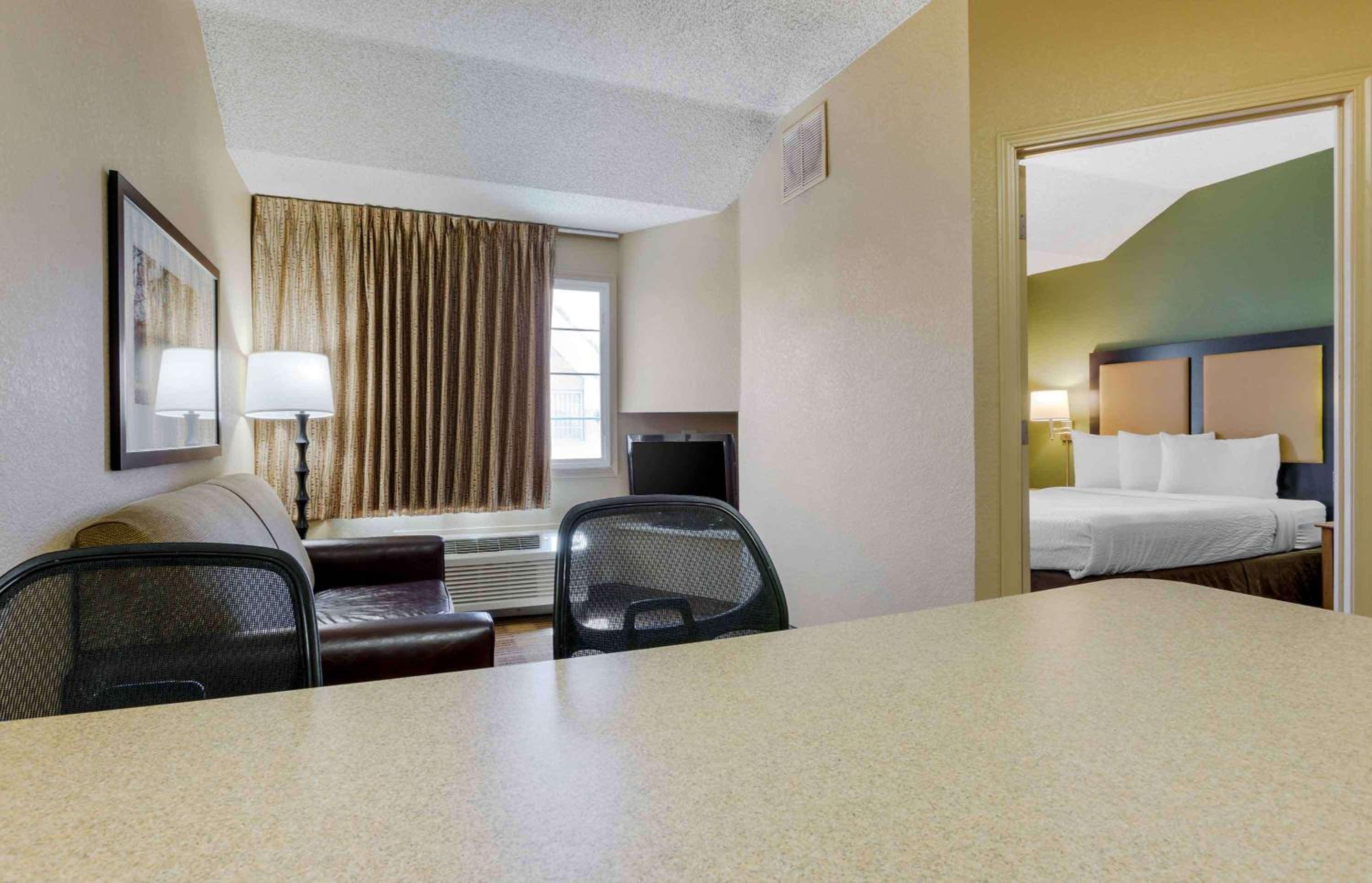 One Bedroom Suite with 1 Queen Bed - Non-Smoking - Photo 4