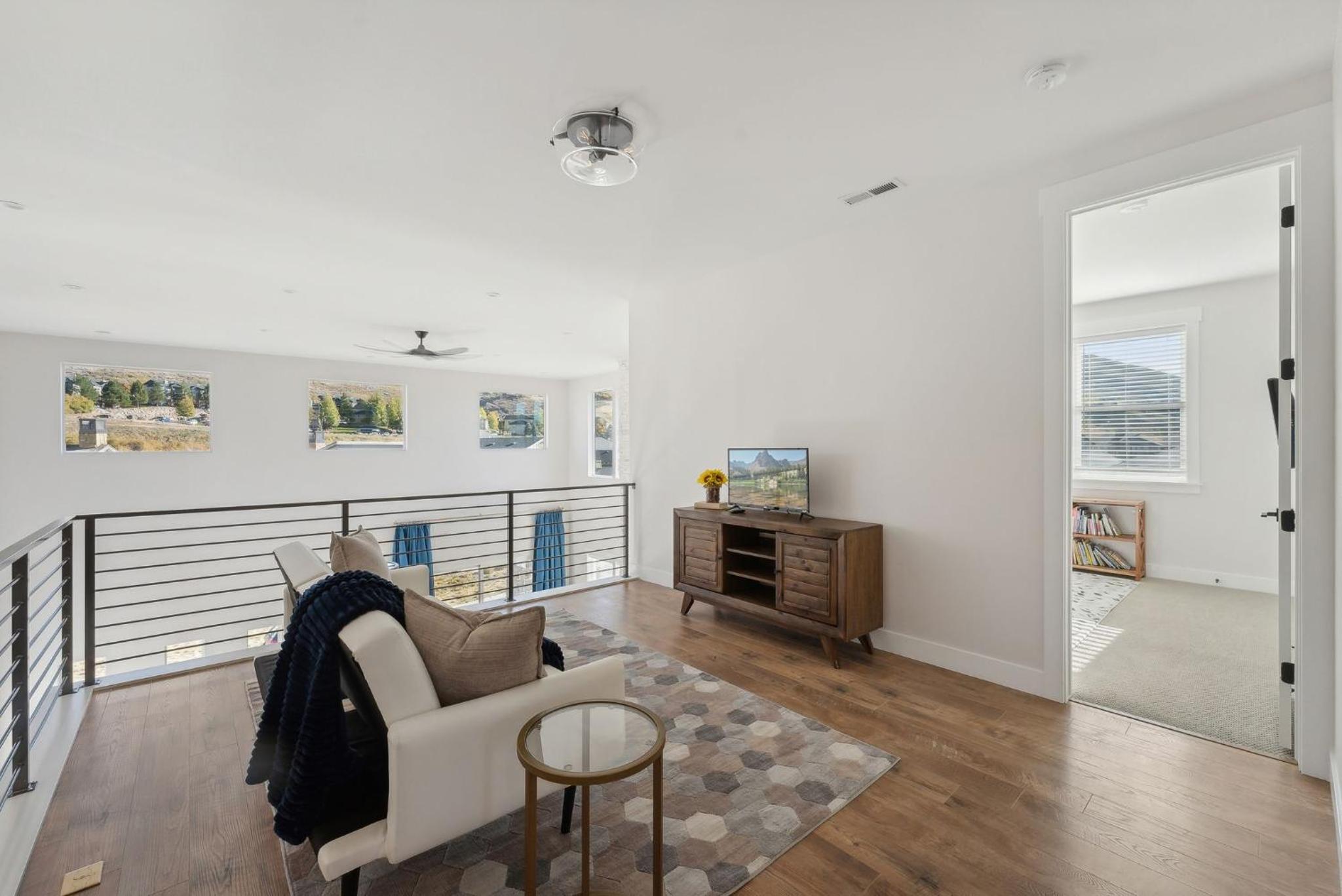 Six-Bedroom House photo 2