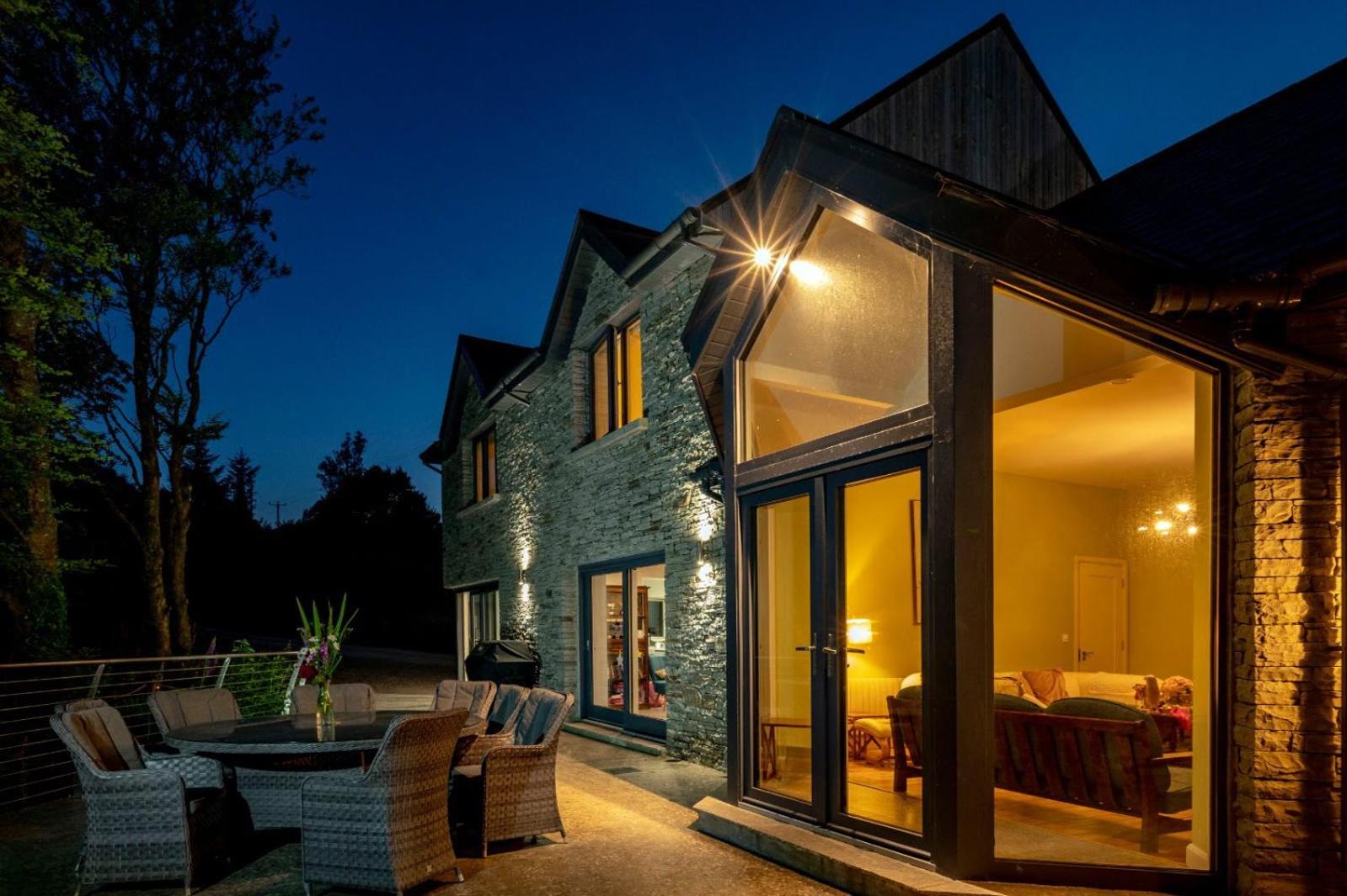 Five-Bedroom House photo 2