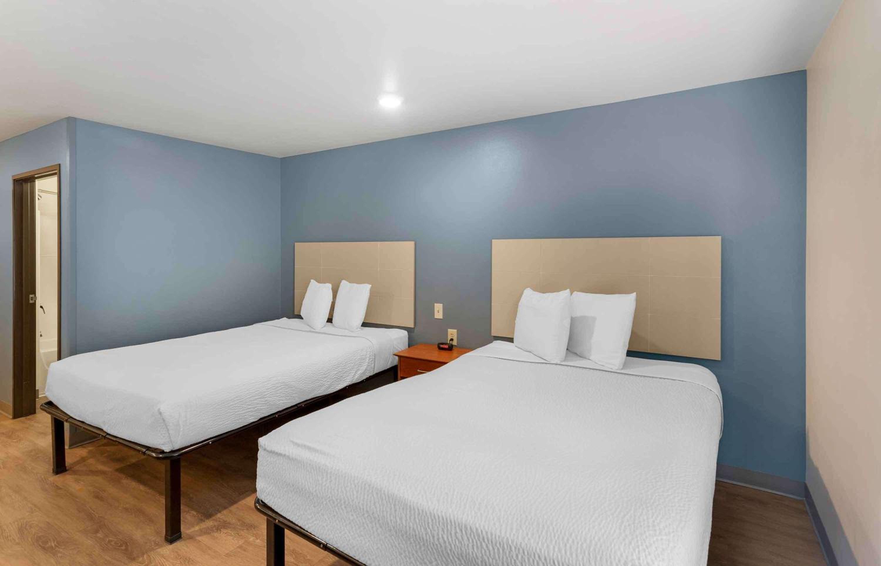 Standard Queen Room with Two Queen Beds - Non-Smoking photo 1
