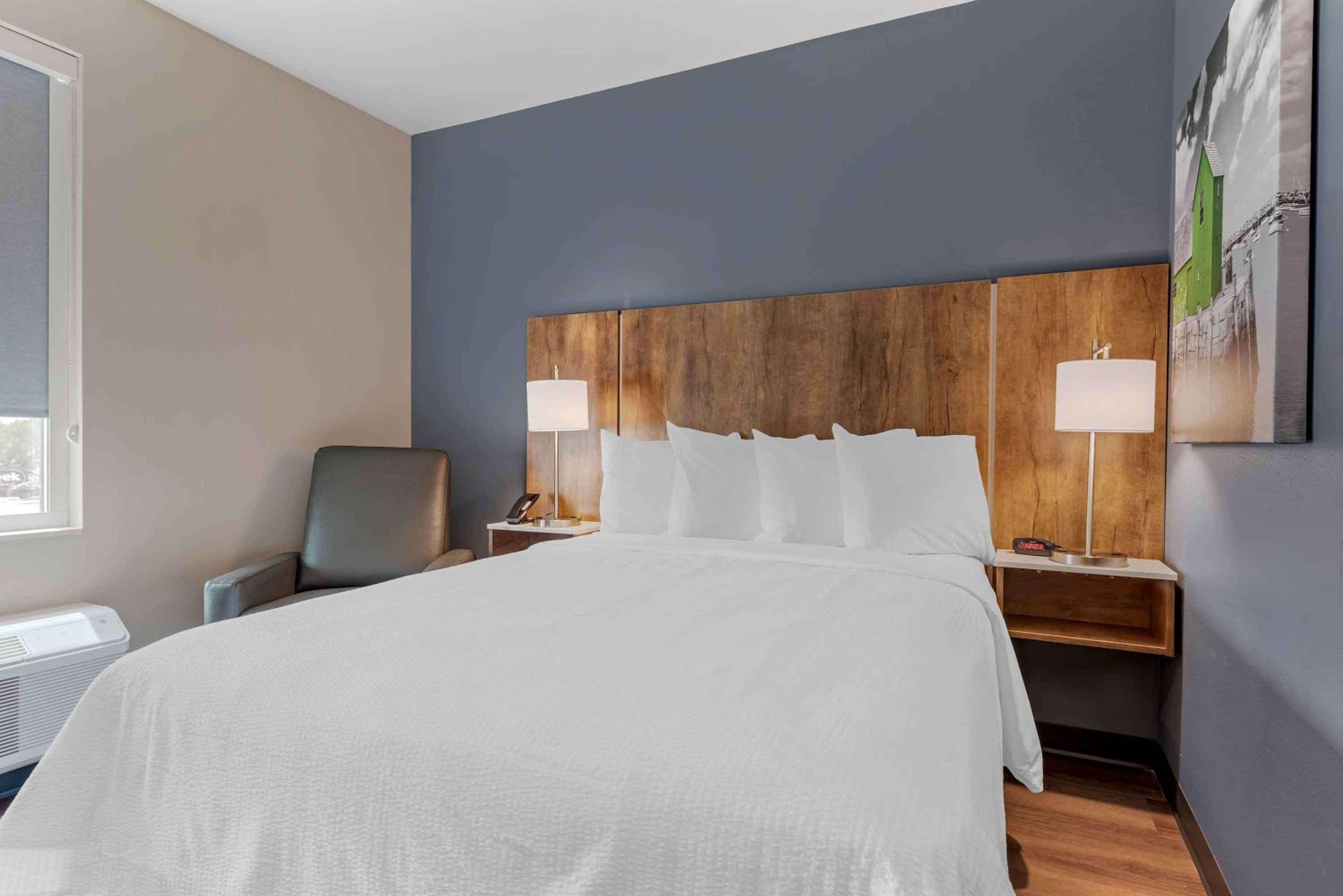 Studio with 1 Queen Bed - Non-Smoking - Photo 1