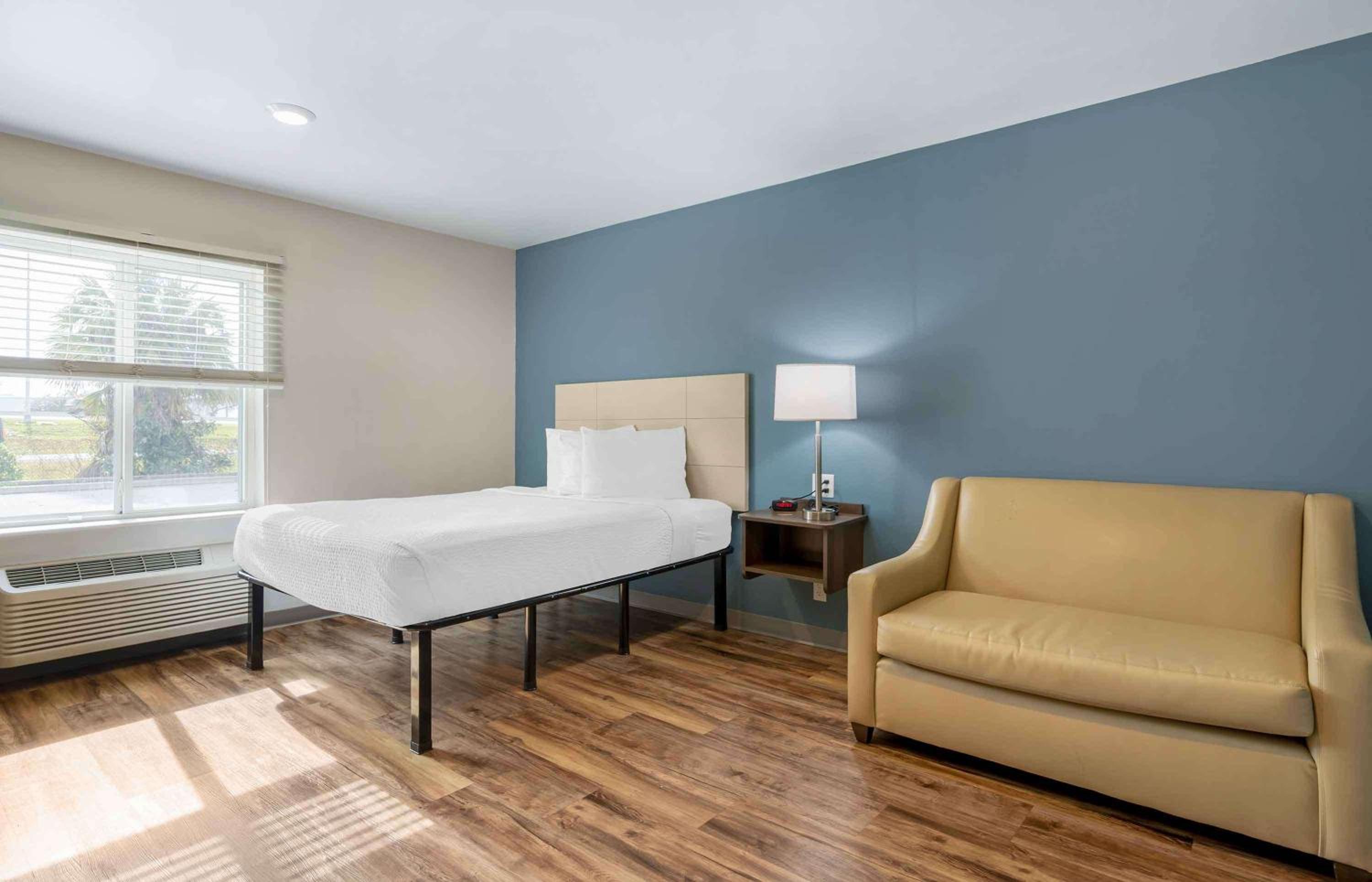 Standard Queen Room with Sofa Bed - Non-Smoking photo 1