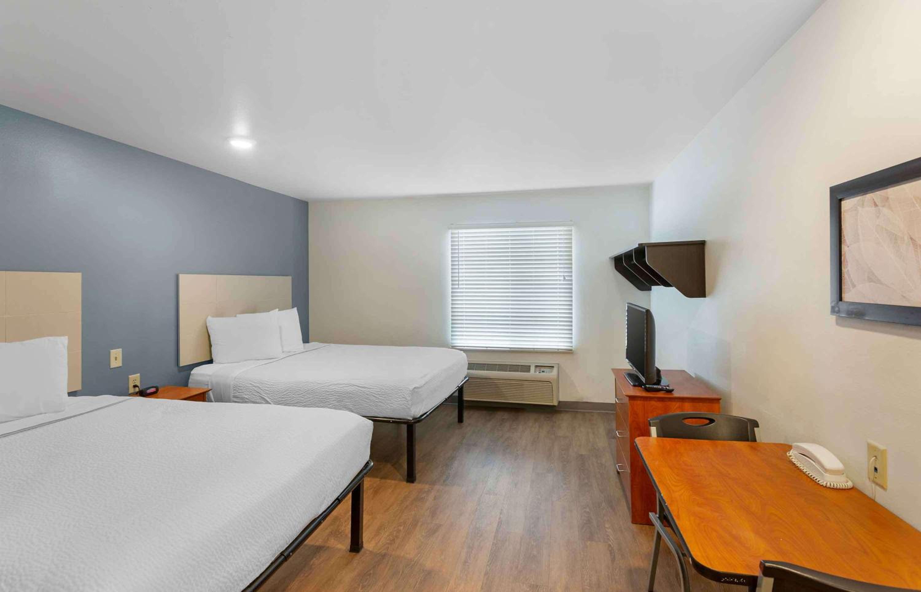Standard Queen Room with Two Queen Beds - Non-Smoking photo 2