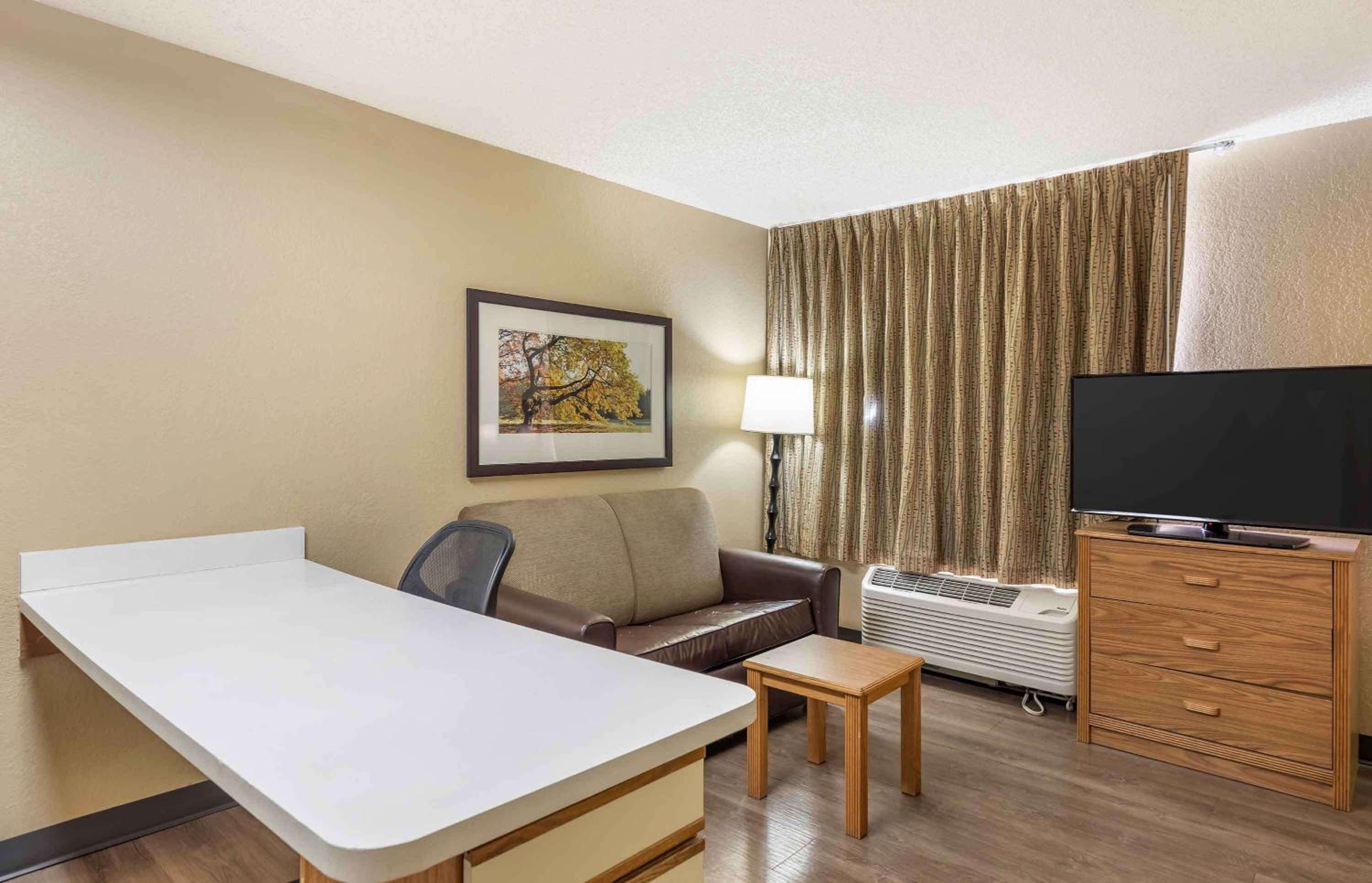 Deluxe Studio with 1 Queen Bed - Non-Smoking - Photo 3