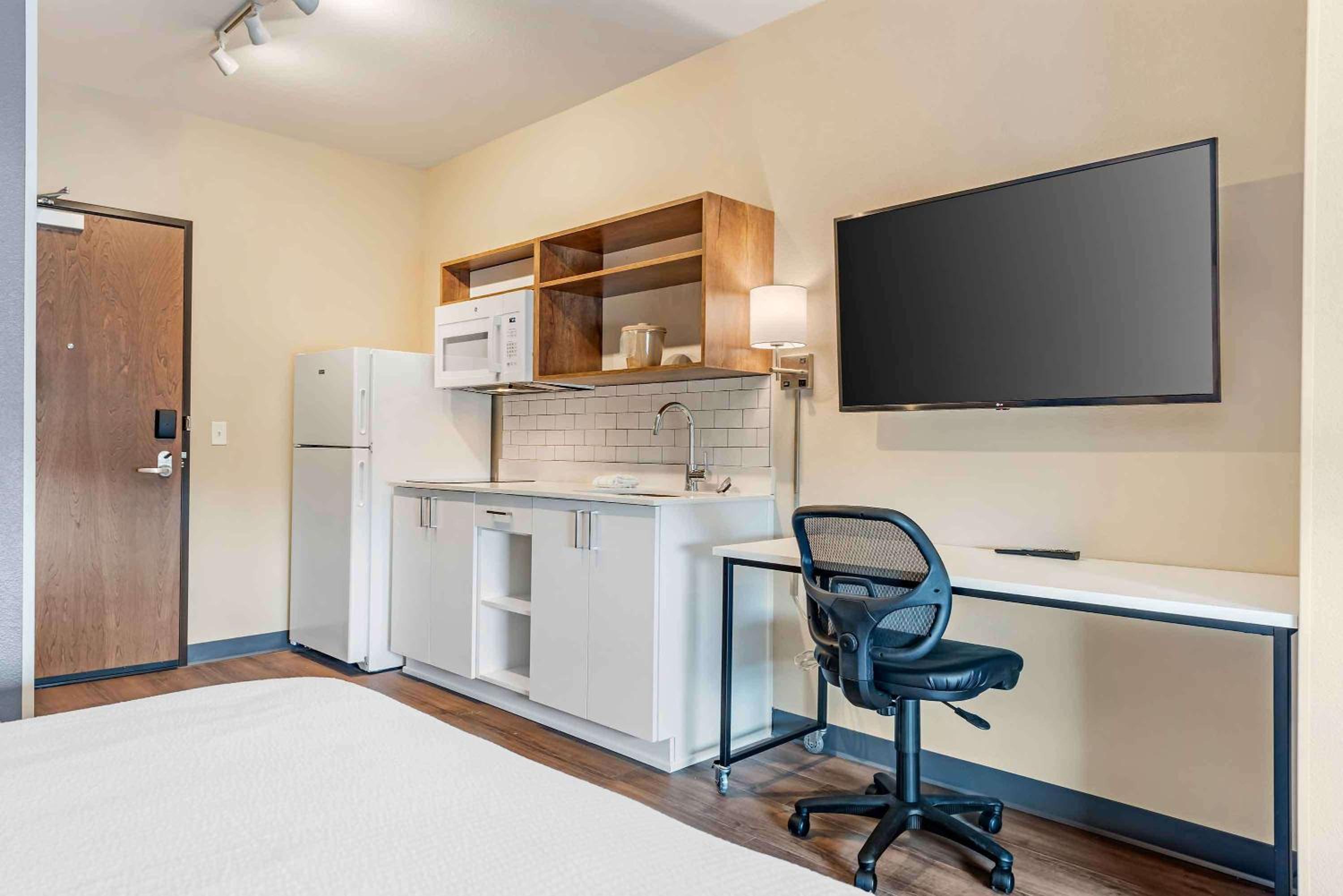 Studio with 1 Queen Bed - Non-Smoking - Photo 7