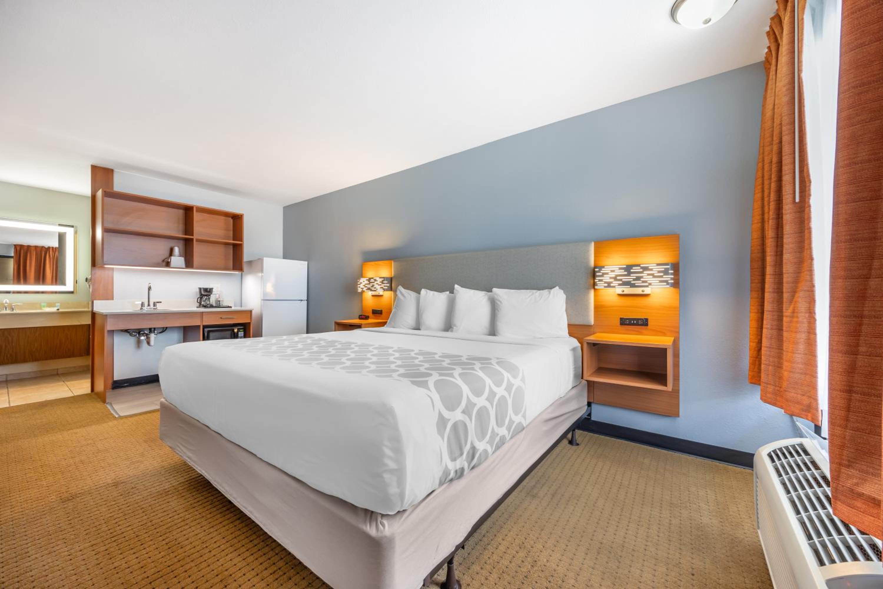 King Room - Non-Smoking - Photo 1