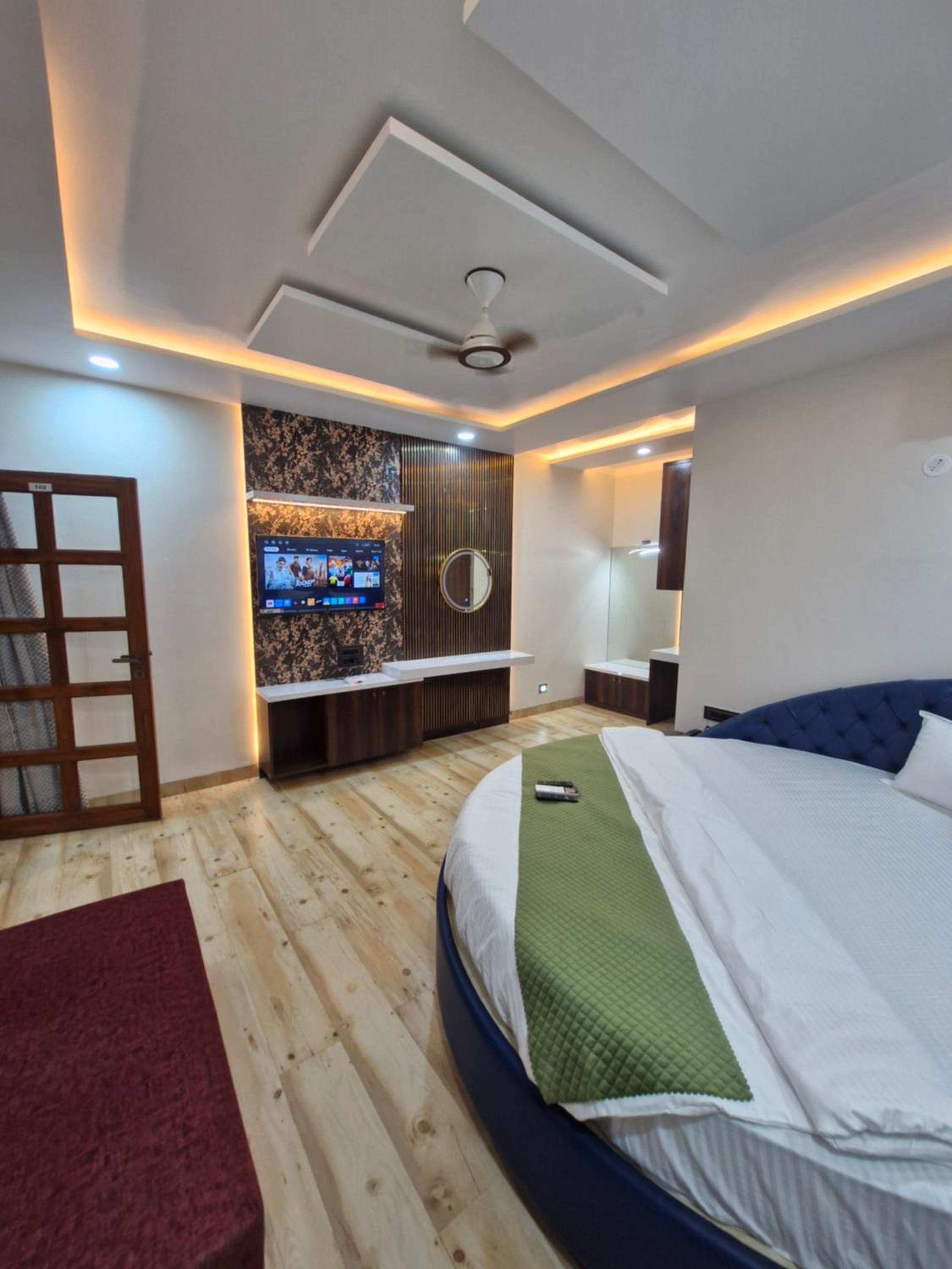 Deluxe Room - Photo 13