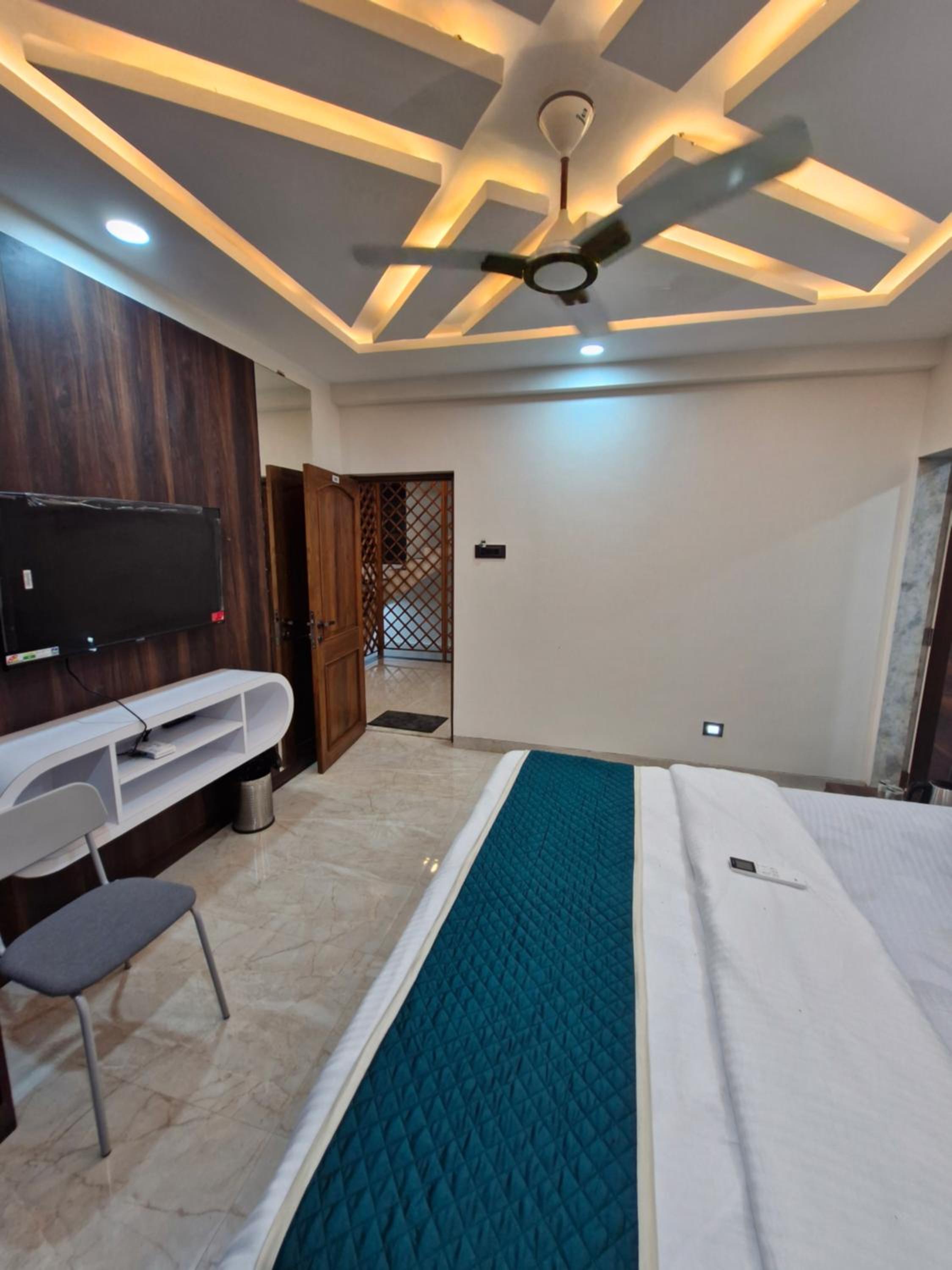 Standard Family Room - Photo 16