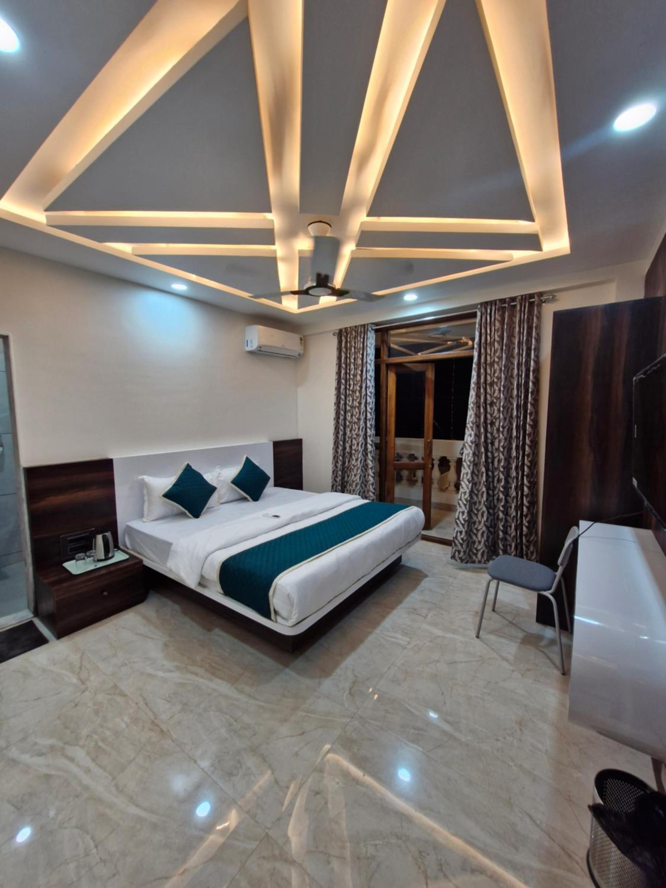 Standard Family Room - Photo 15