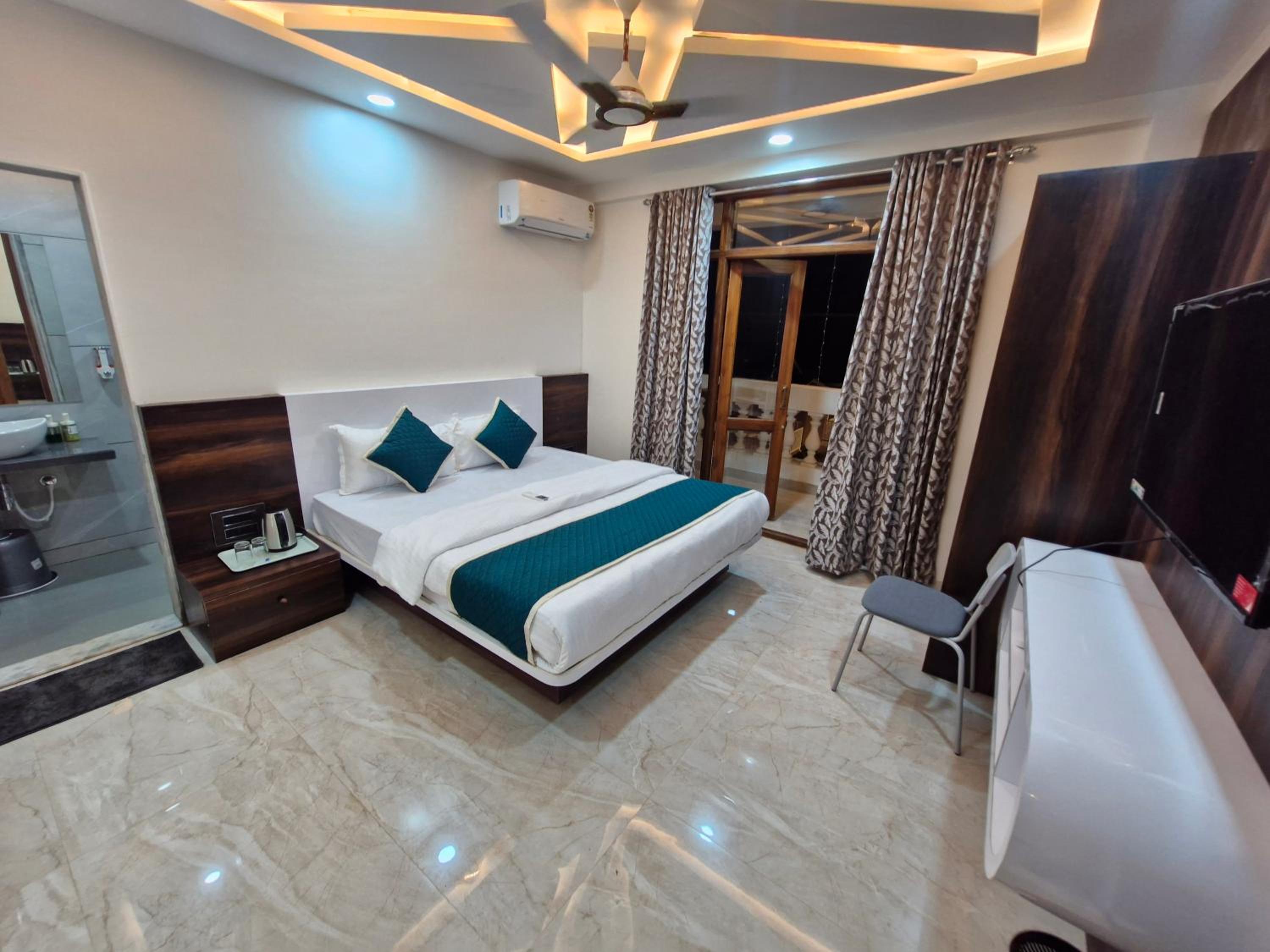 Standard Family Room - Photo 14