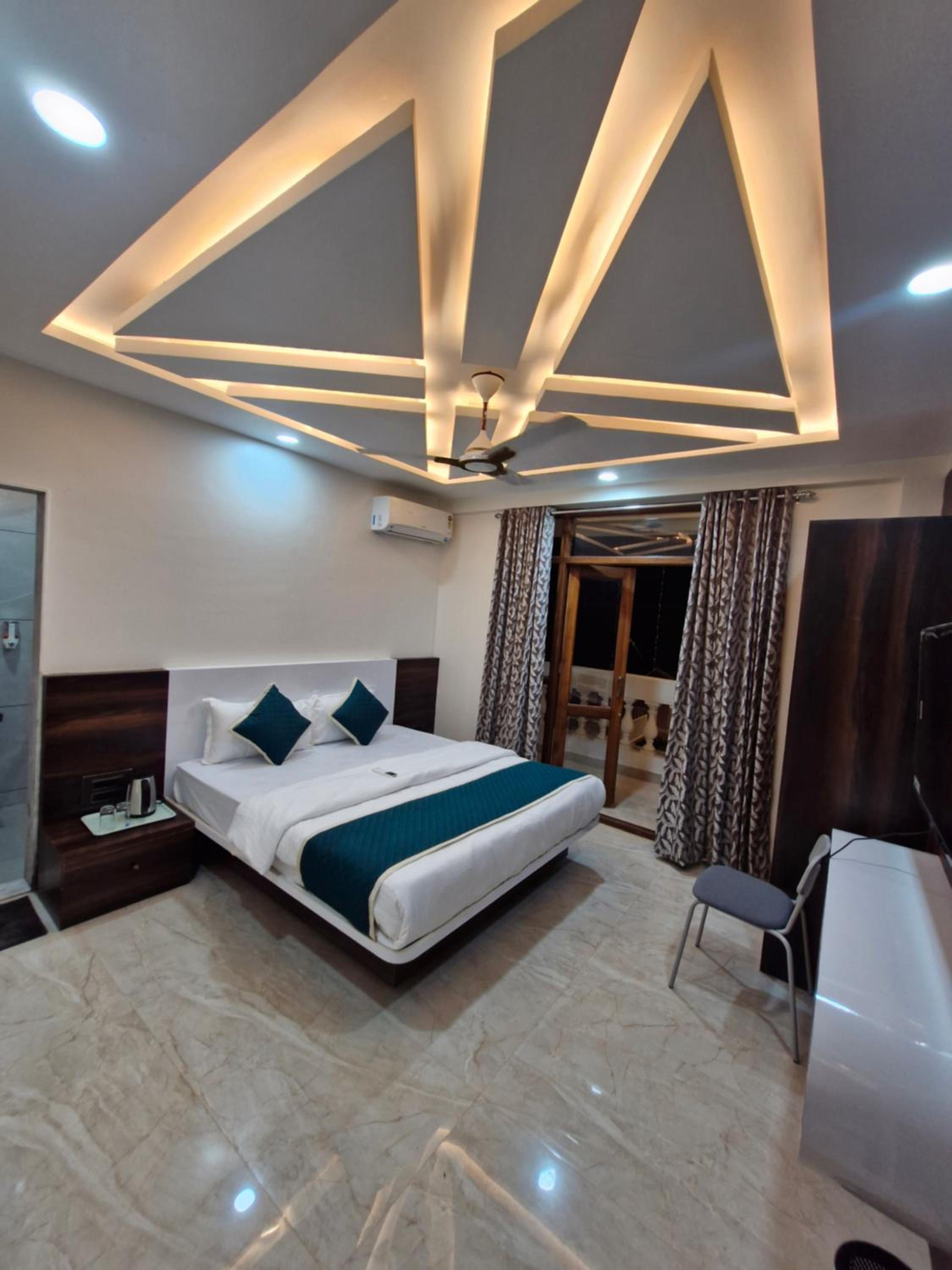 Standard Family Room - Photo 13