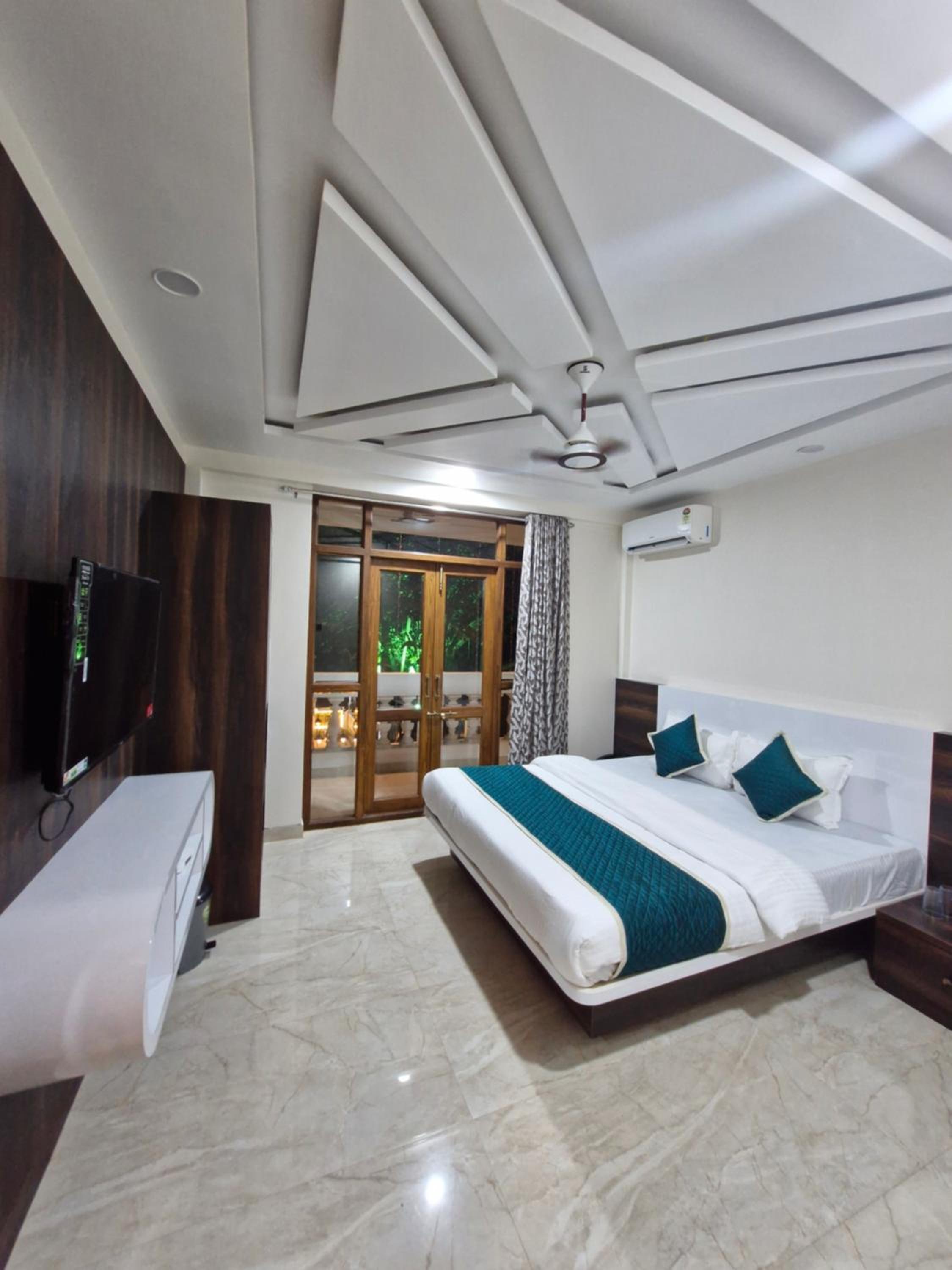 Standard Family Room - Photo 12