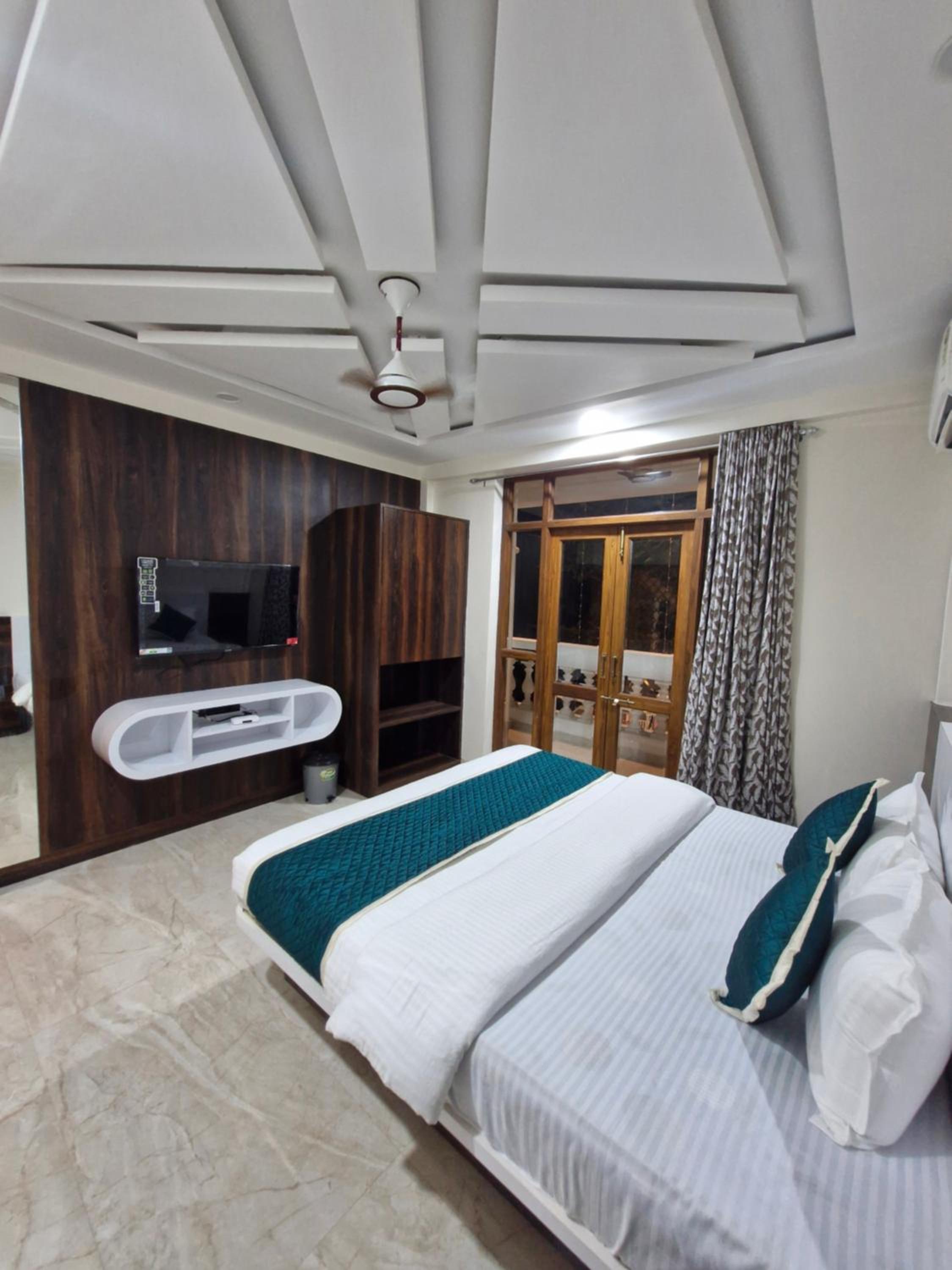 Standard Family Room - Photo 10