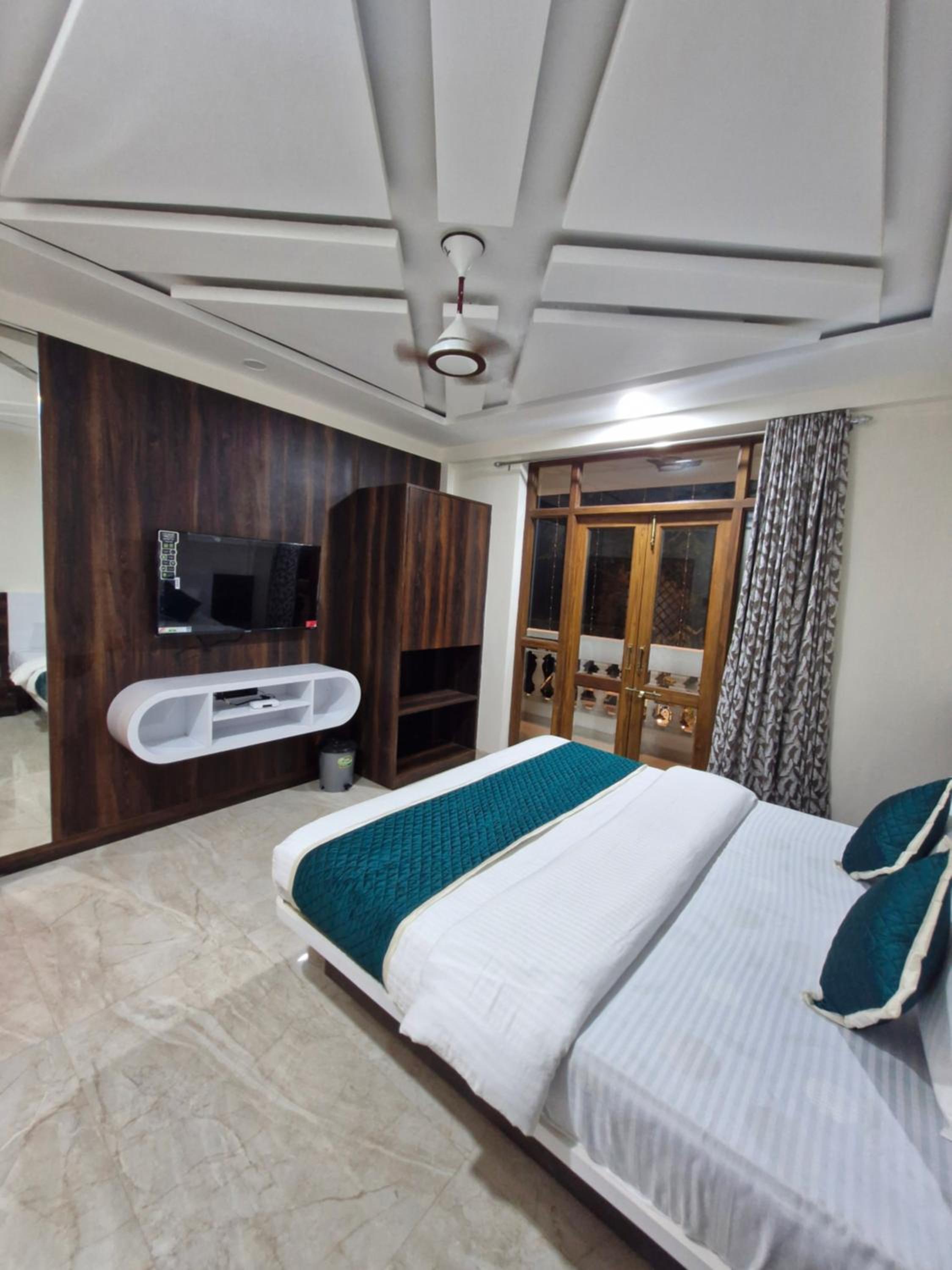 Standard Family Room - Photo 9