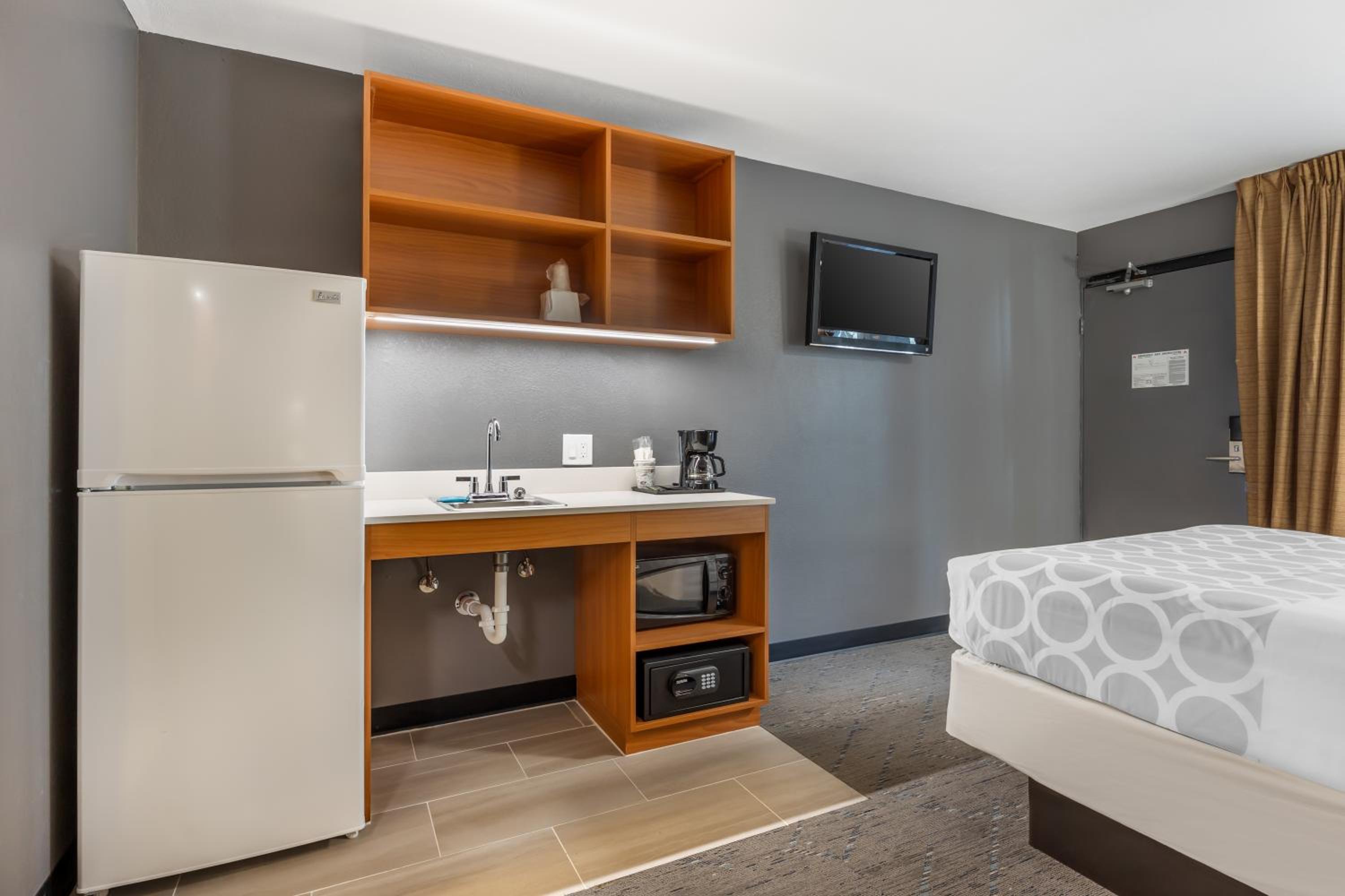 Efficiency Queen Room - Accessible/Non-Smoking - Photo 3